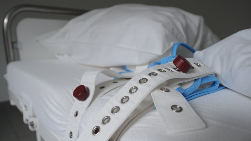 ARCHIV (12.05.2011): Ein Bett zum Fixieren eines Patienten steht in einem Beobachtungsraum in der Forensisch-Psychiatrischen Klinik in Straubing (Niederbayern), | Bild: picture alliance / Armin Weigel | Armin Weigel ARCHIV (12.05.2011): Ein Bett zum Fixieren eines Patienten steht in einem Beobachtungsraum in der Forensisch-Psychiatrischen Klinik in Straubing (Niederbayern),
