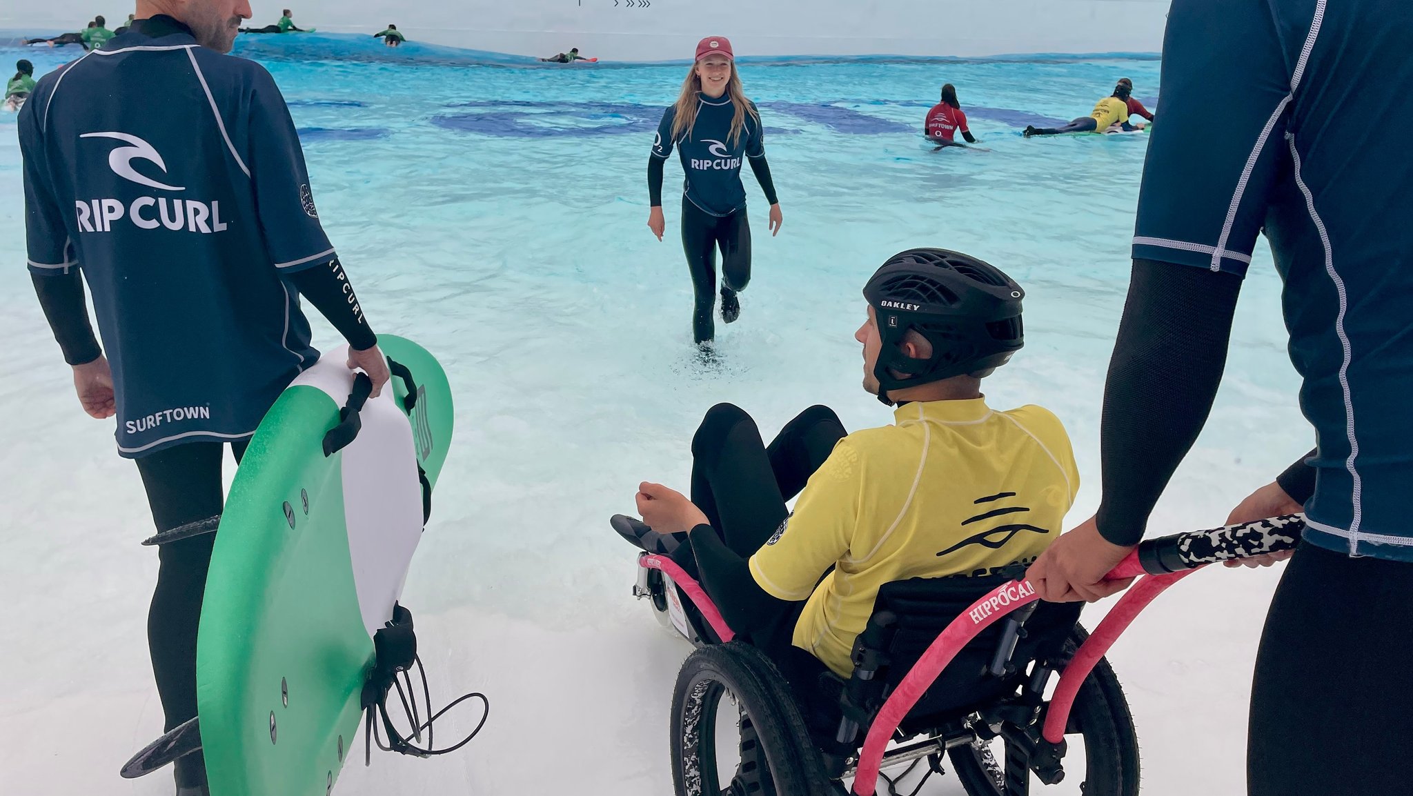 Open Ocean: Freiwillige helfen einem Rollstuhlfahrer aufs Surfbrett | Bild: BR/Ulrich Trebbin Open Ocean: Freiwillige helfen einem Rollstuhlfahrer aufs Surfbrett