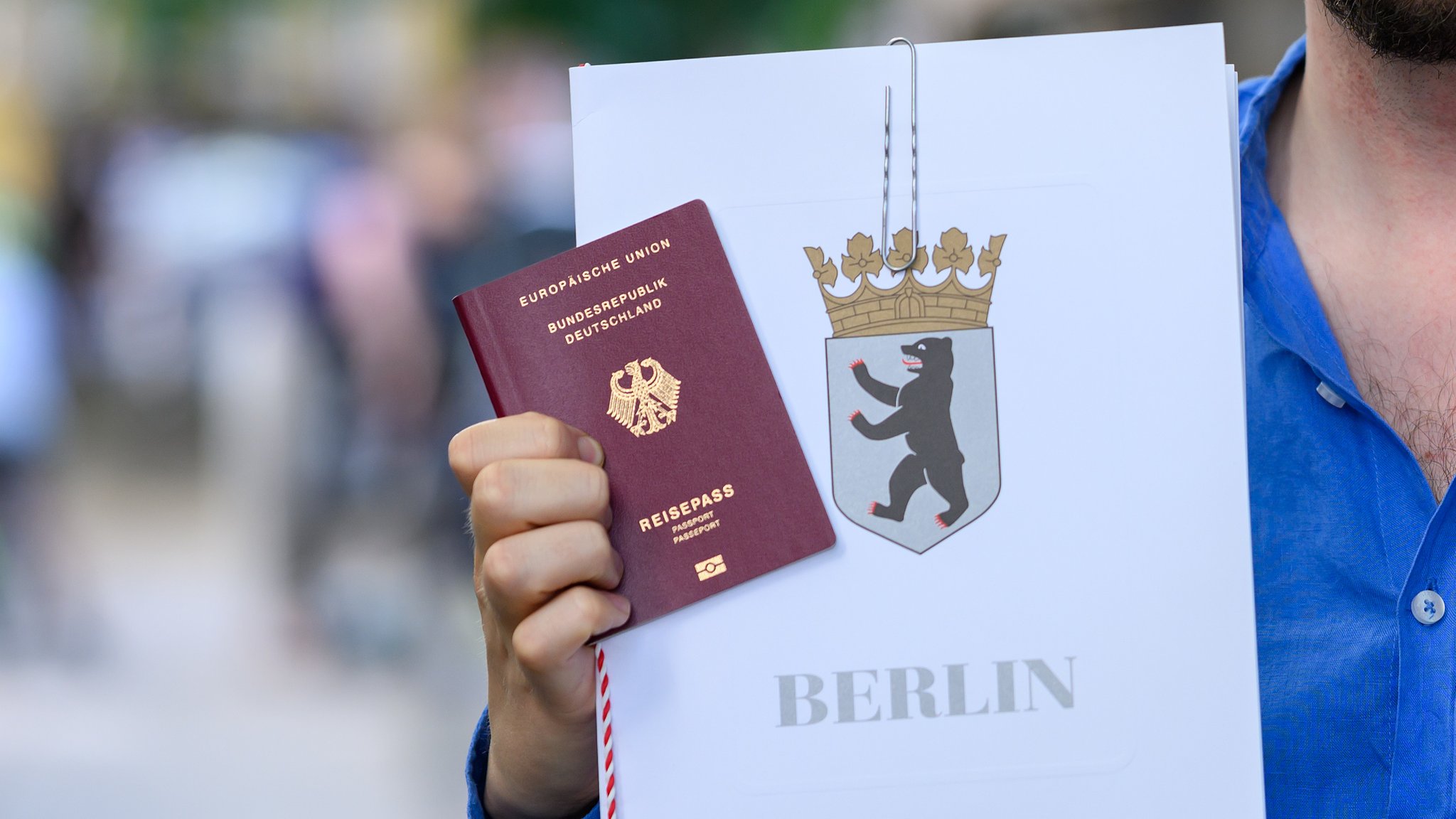 Einbürgerungsurkunde und Reisepass