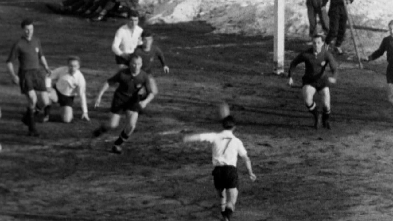 Ein Spiel, ein Kuss, ein Bombenschuss - Spielszene aus dem 184. Frankenderby 1961 in Fürth