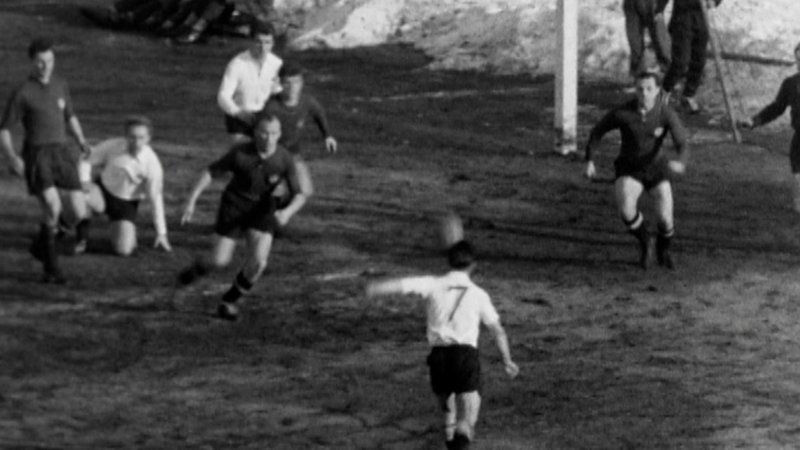 Ein Spiel, ein Kuss, ein Bombenschuss - Spielszene aus dem 184. Frankenderby 1961 in Fürth | Bild: BR Ein Spiel, ein Kuss, ein Bombenschuss - Spielszene aus dem 184. Frankenderby 1961 in Fürth