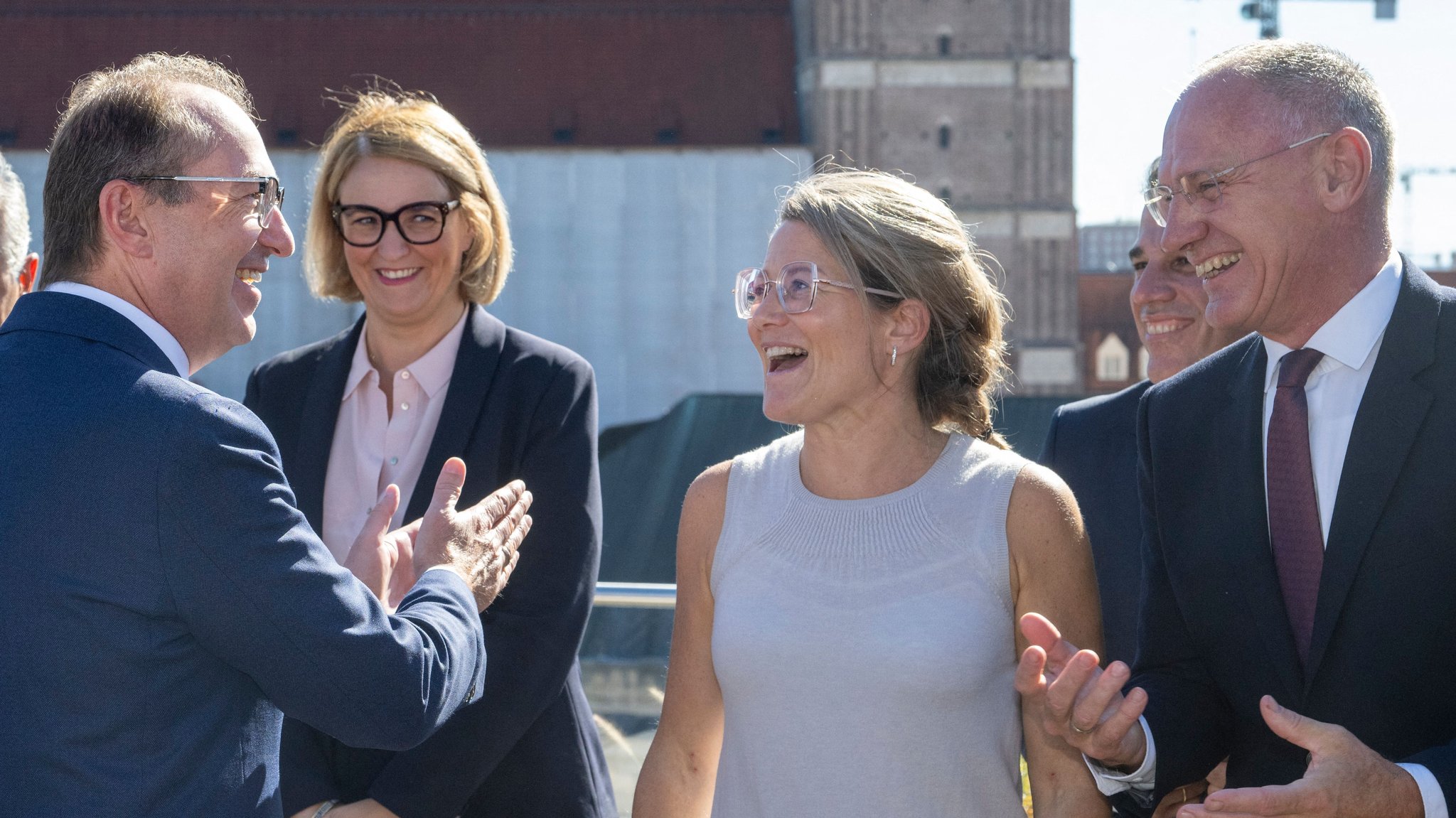 26.09.2026, Bayern, München: Beim Treffen europäischer Innenminister dirigiert auf der Dachterrasse des Hotels "Bayerischer Hof" Bundesinnenminister Alexander Dobrindt (CSU, l) zum Gruppenfoto (l-r) Marie-Pierre Vedrenne (Frankreich), Anneleen van Bossuyt (Belgien), und Magnus Brunner, EU-Kommissar für Inneres und Migration. | Bild: dpa-Bildfunk/Stefan Puchner 26.09.2026, Bayern, München: Beim Treffen europäischer Innenminister dirigiert auf der Dachterrasse des Hotels "Bayerischer Hof" Bundesinnenminister Alexander Dobrindt (CSU, l) zum Gruppenfoto (l-r) Marie-Pierre Vedrenne (Frankreich), Anneleen van Bossuyt (Belgien), und Magnus Brunner, EU-Kommissar für Inneres und Migration.