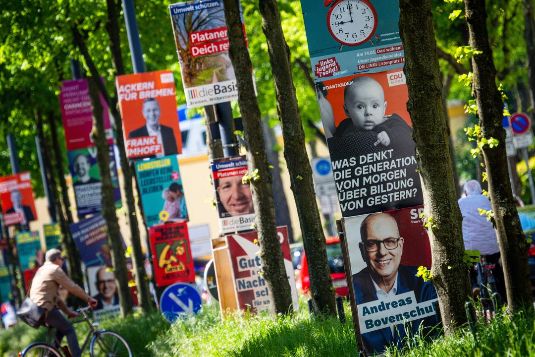 12.05.2023, Bremen: Wahlplakate verschiedener Parteien hängen in der Bremer Innenstadt.