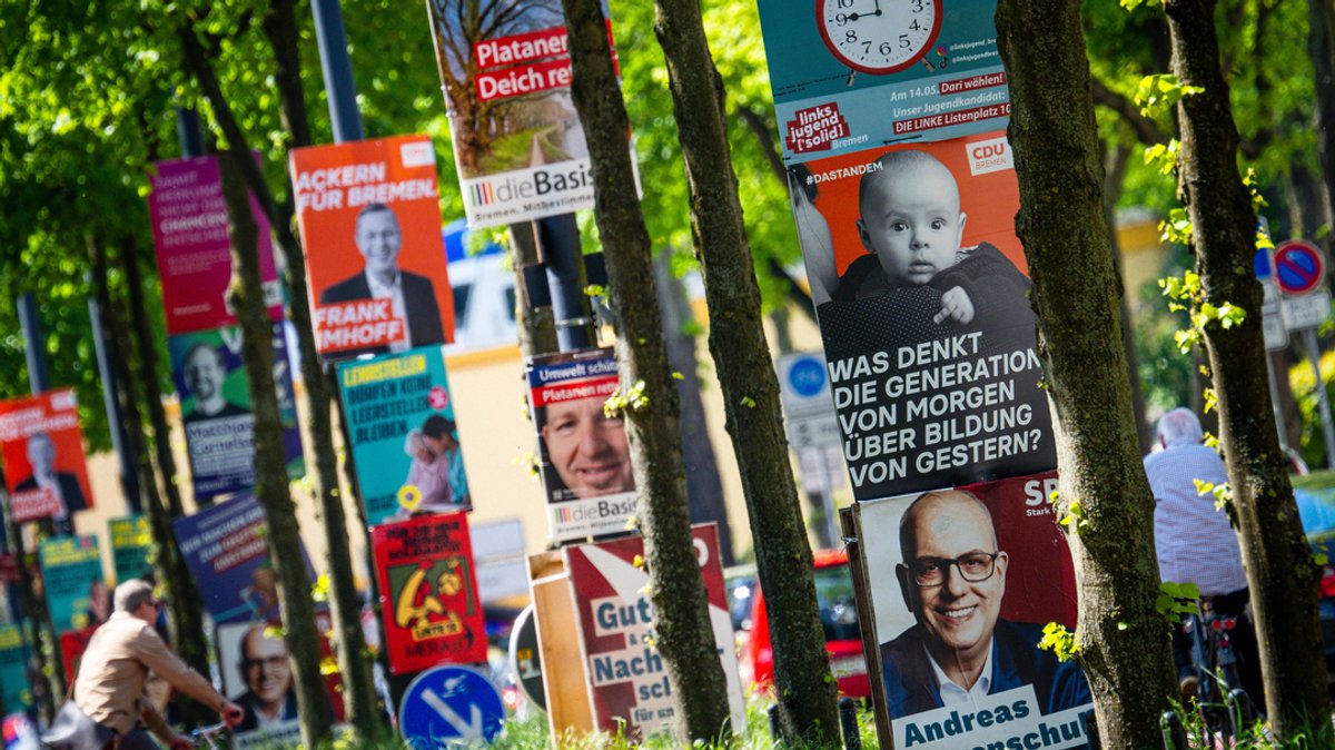 12.05.2023, Bremen: Wahlplakate verschiedener Parteien hängen in der Bremer Innenstadt.