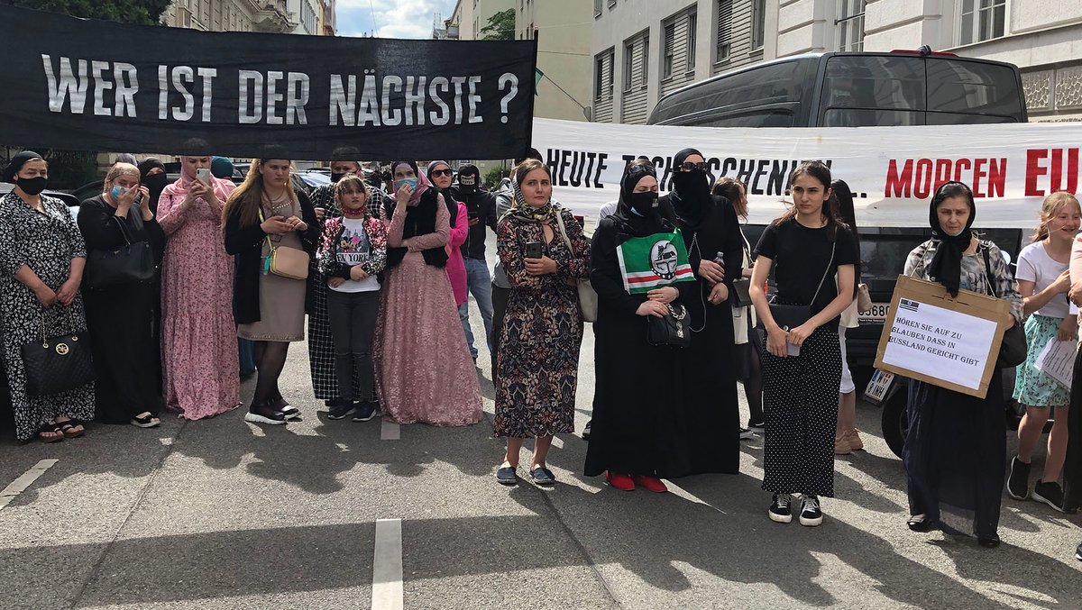 Immer wieder weinten Demonstrierende. Trauer, Wut und Angst begleiten die tschetschenische Community in Österreich. 
