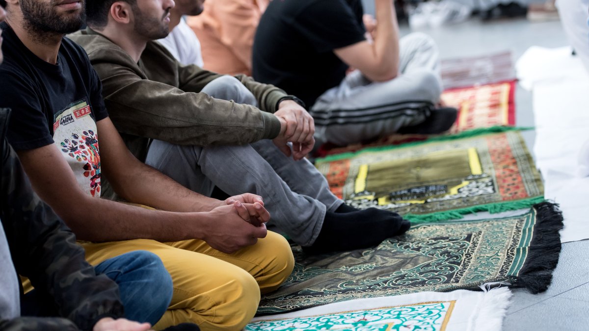 Muslime nehmen in München am Freitagsgebet teil (Archivbild)