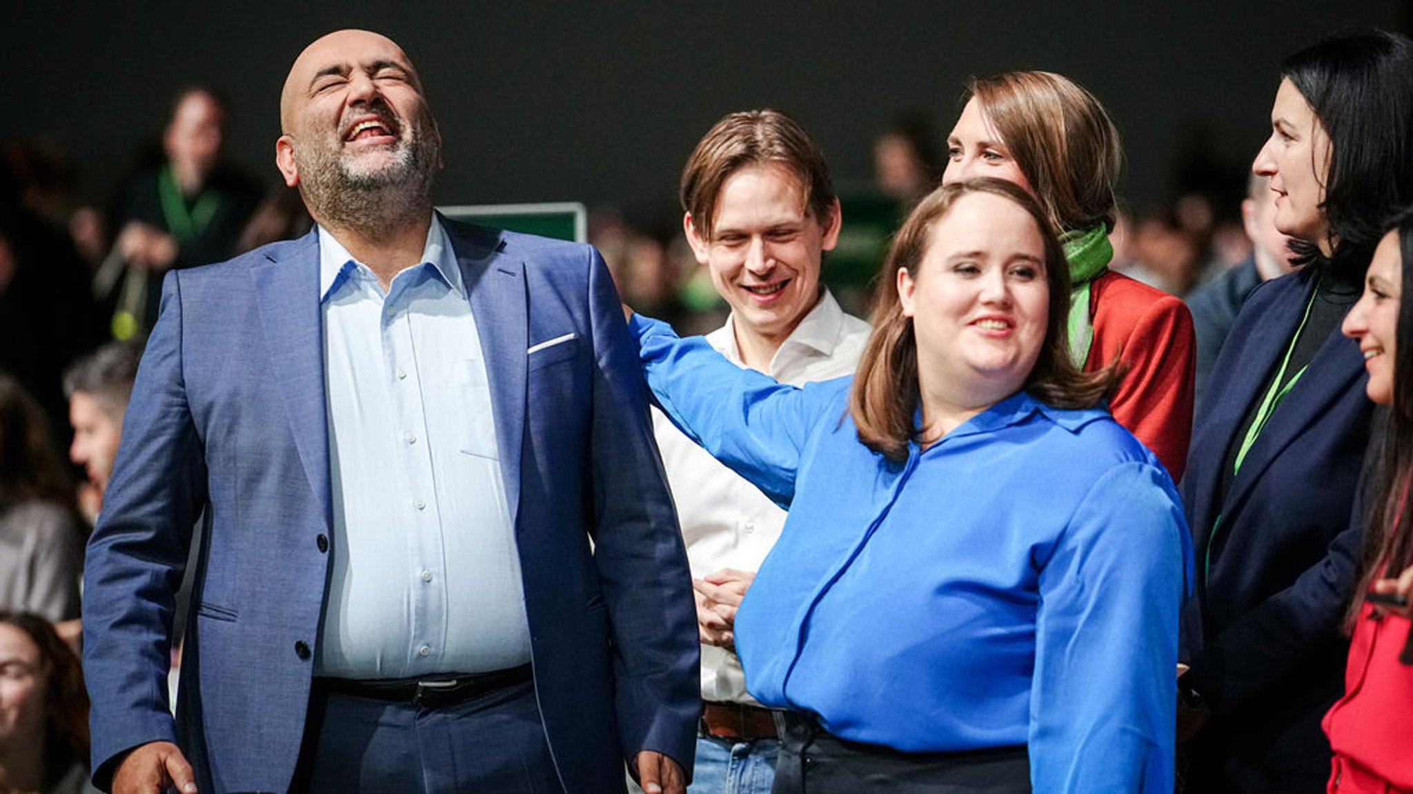 24.11.2023, Baden-Württemberg, Karlsruhe: Omid Nouripour (l), Bundesvorsitzender von Bündnis 90/Die Grünen, nimmt die Gratulation von Ricarda Lang, Bundesvorsitzende von Bündnis 90/Die Grünen, nach seiner Wiederwahl zum Vorsitzenden beim Bundesparteitag von Bündnis 90/Die Grünen entgegen. Die Bundesdelegiertenkonferenz dauert bis zum 26. November 2023. Themen sind der Gaza-Krieg, Migration und ein Rückblick auf die Landtagswahlen 2023. Foto: Kay Nietfeld/dpa +++ dpa-Bildfunk +++