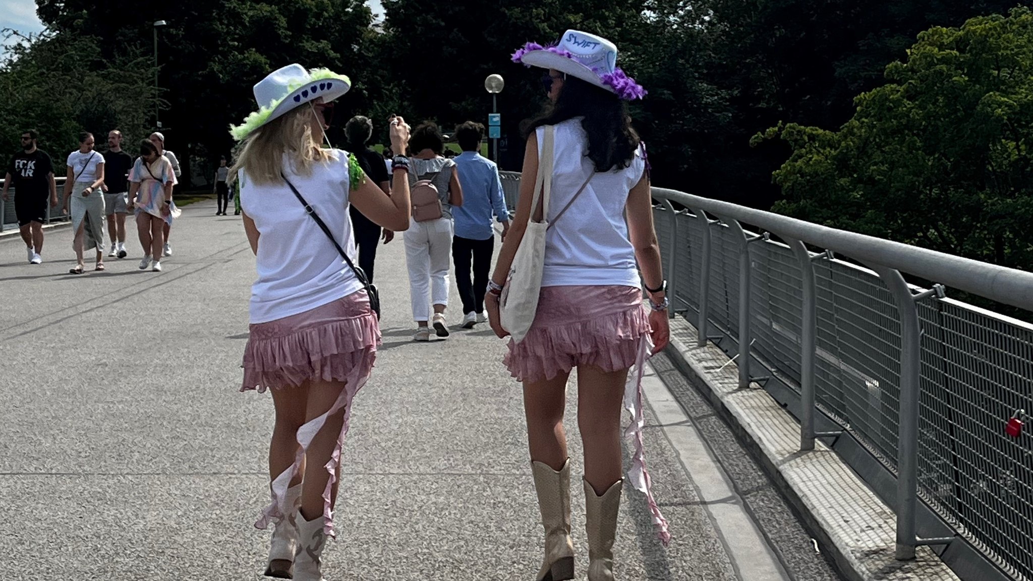 In bunten Kostümen: Taylor Swift-Fans auf dem Weg zum Pre-Merch