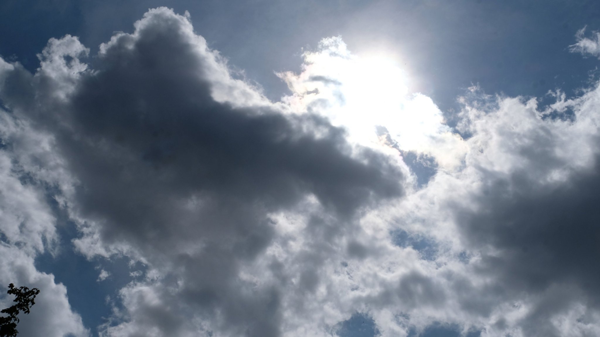 Himmel mit Sonne und Wolken