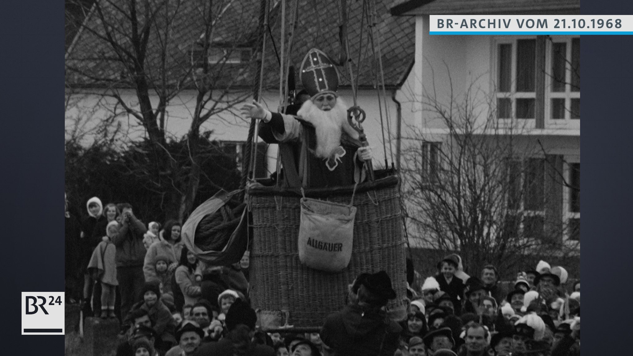 Nikolaus im Heißluftballon, den Menschen zuwinkend