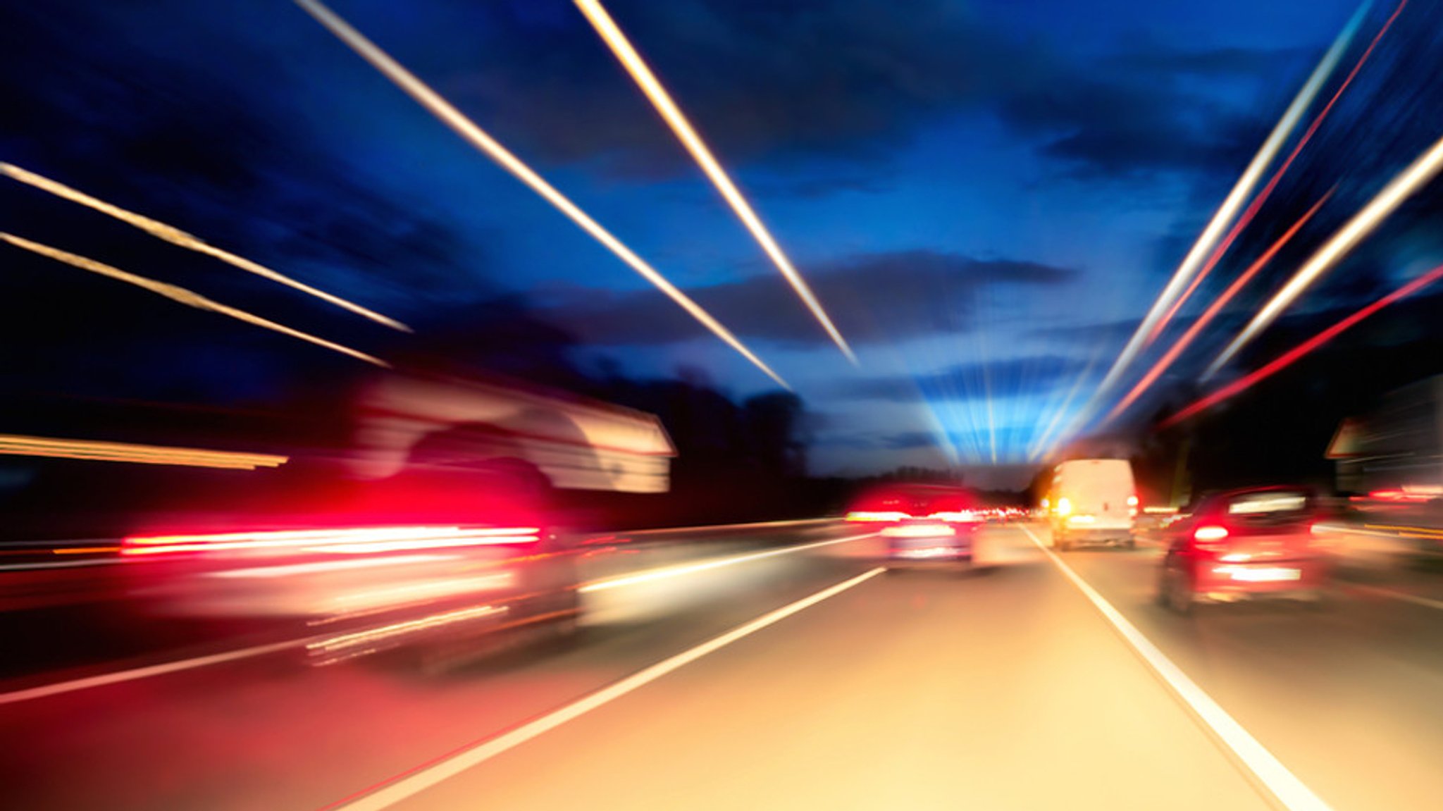 Autos auf der nächtlichen Autobahn