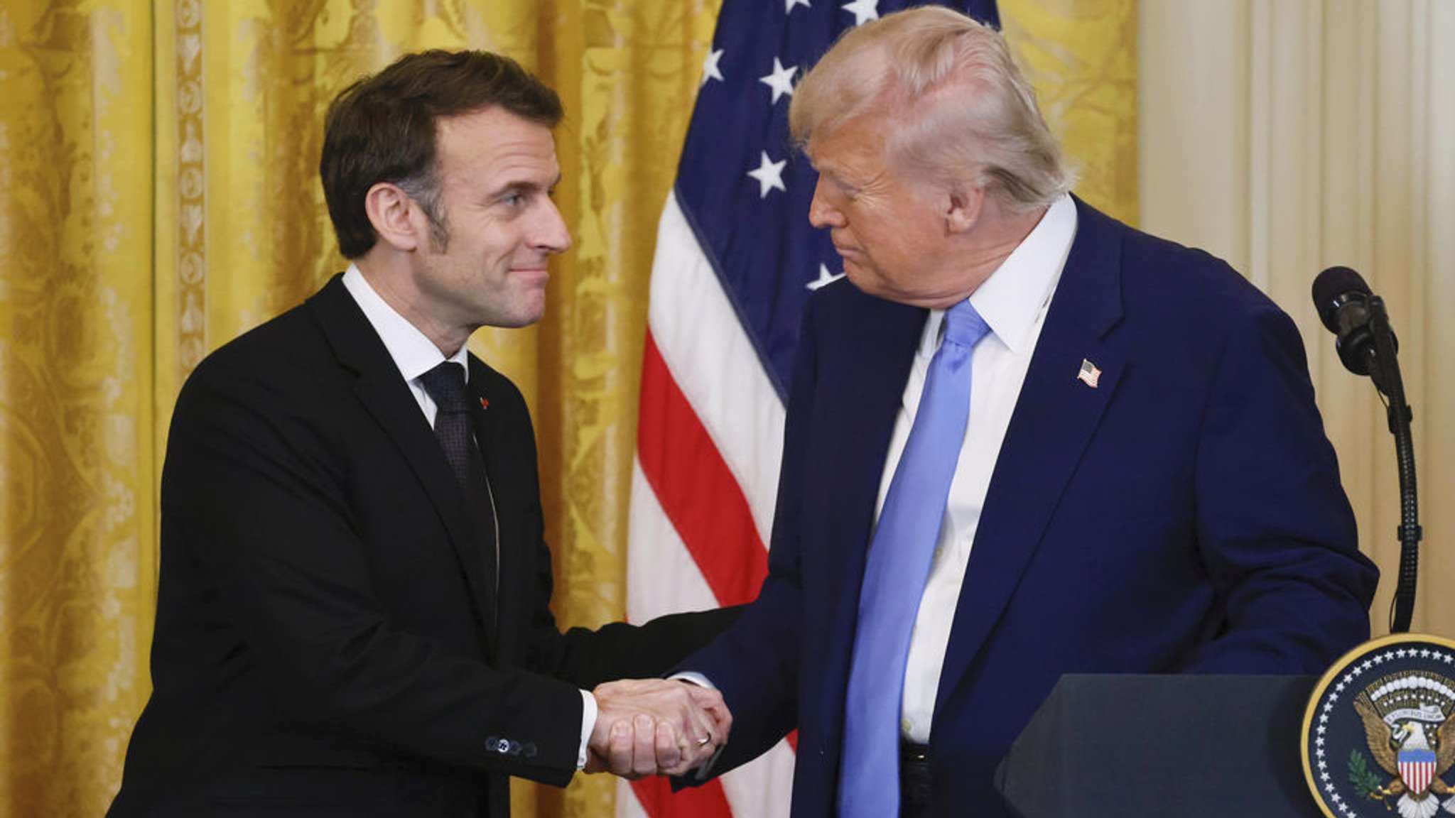 24.02.2025, USA, Washington: US-Präsident Donald Trump (r) und Frankreichs Präsident Emmanuel Macron nehmen an einer gemeinsamen Pressekonferenz im East Room des Weißen Hauses teil. Foto: Ludovic Marin/POOL AFP/AP/dpa +++ dpa-Bildfunk +++