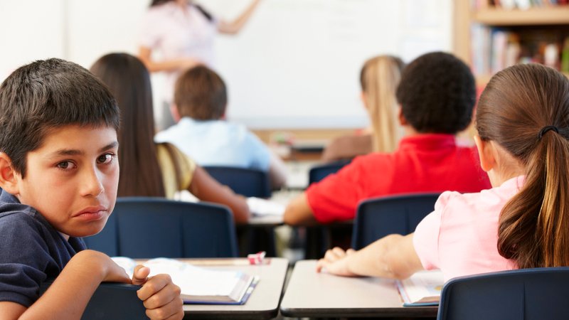 Ausgegrenzter Junge in einer Schulklasse | Bild: Monkey Business 2/Shotshop/picture alliance Ausgegrenzter Junge in einer Schulklasse