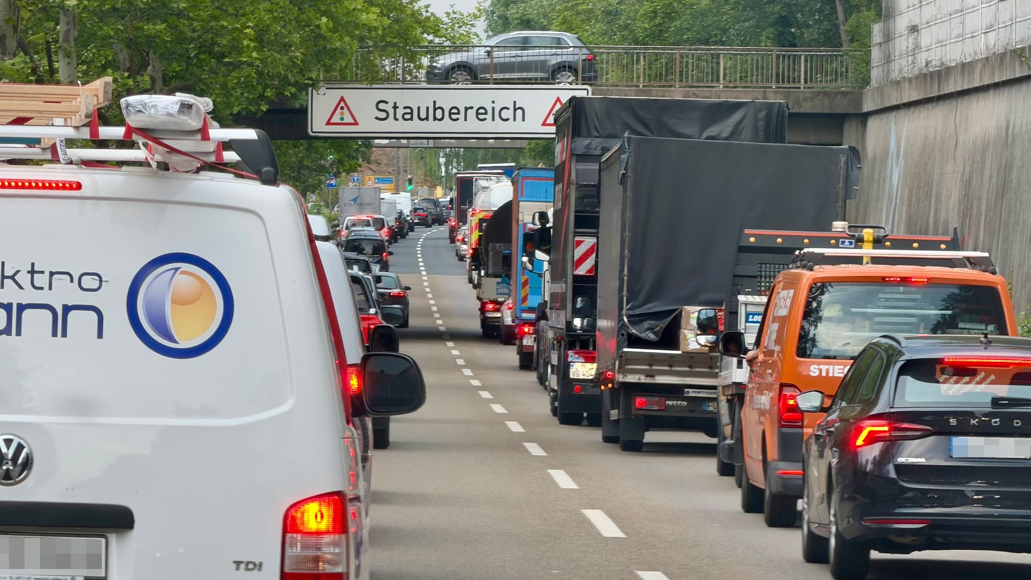 Stau auf dem Frankenschnellweg | Bild: BR / Michael Reiner Stau auf dem Frankenschnellweg