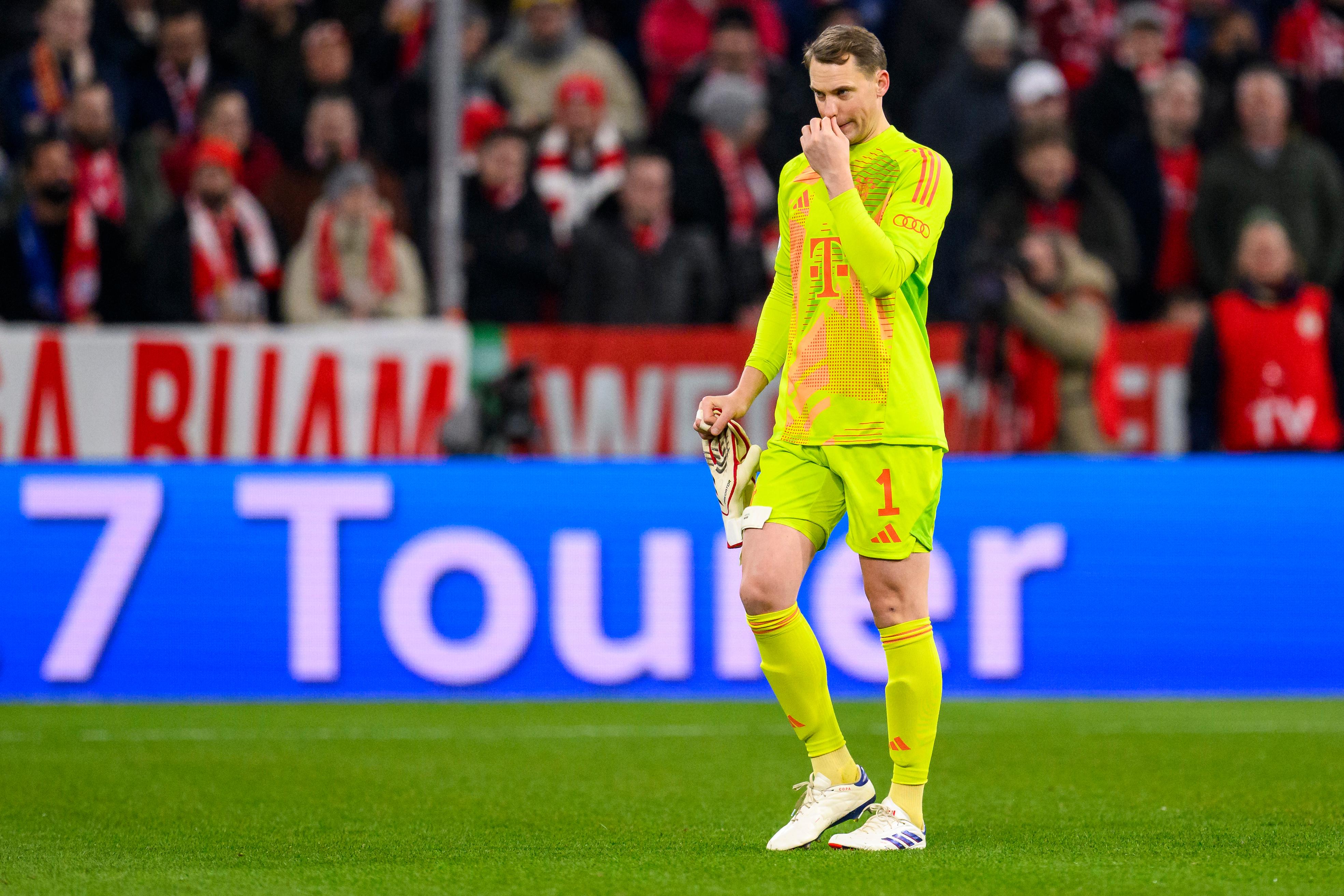 Manuel Neuer verlässt nach seiner Roten Karte den Platz.