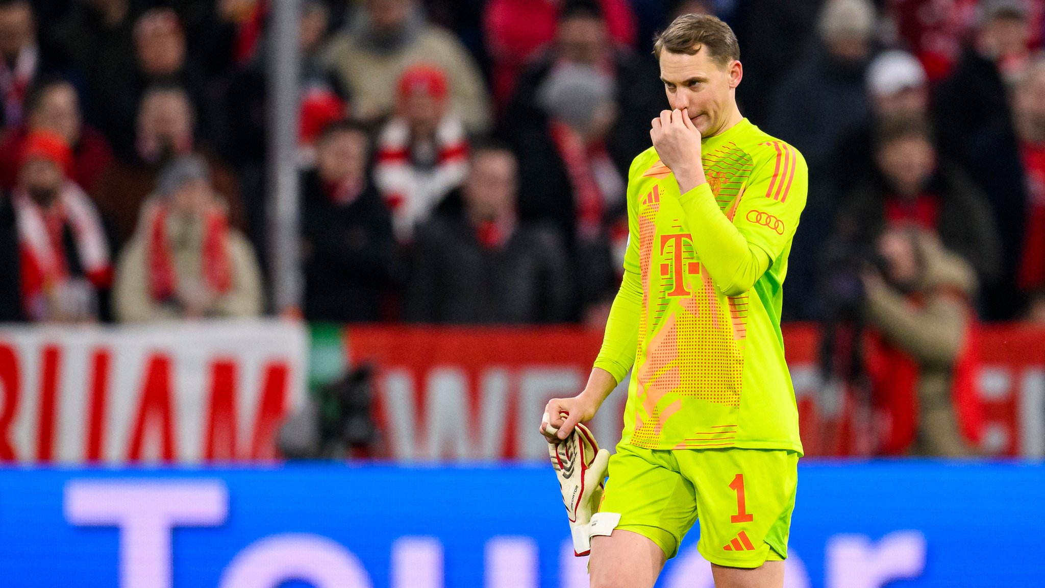 Manuel Neuer verlässt nach seiner Roten Karte den Platz.