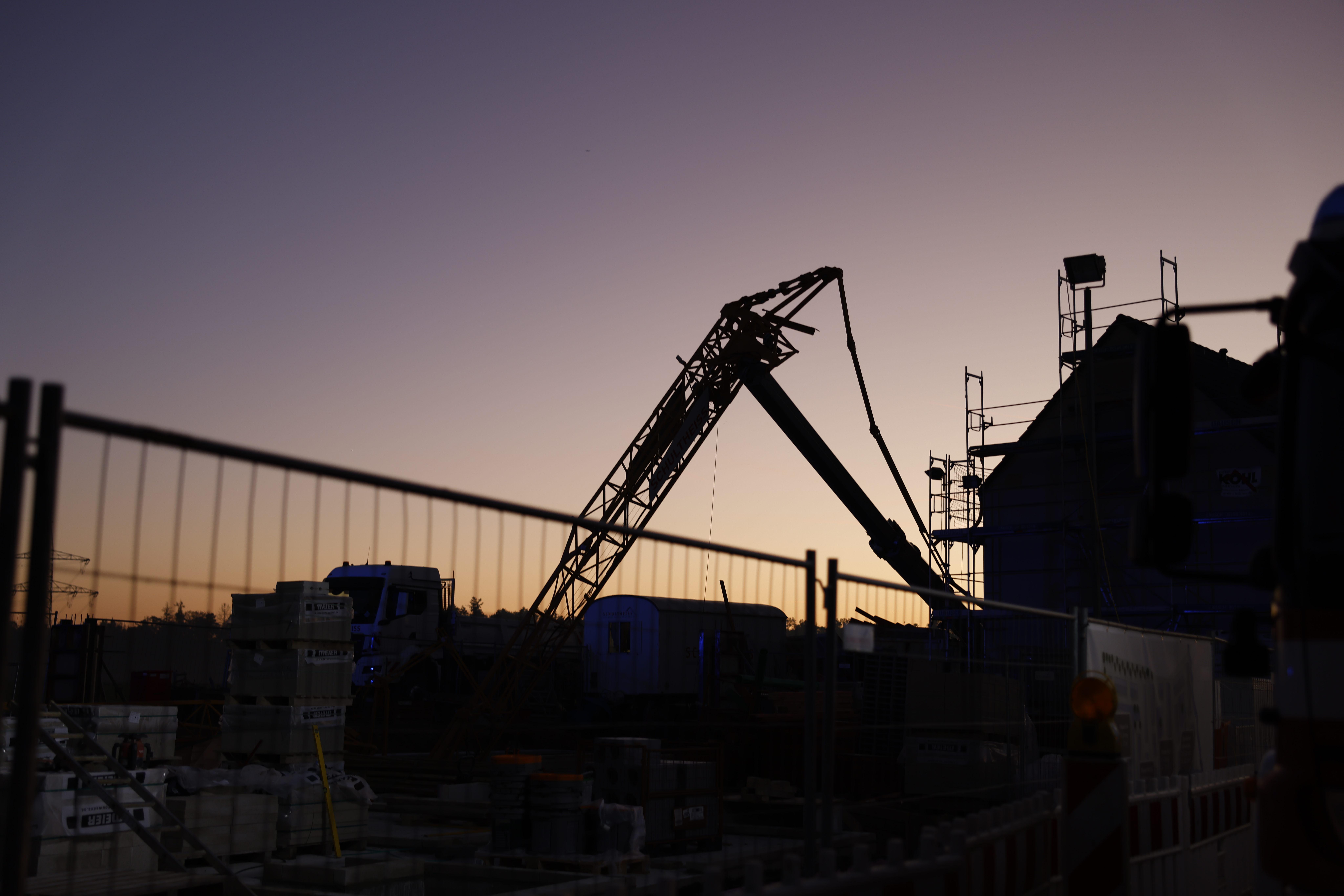 Baukran in Erlangen umgestürzt – ein Toter