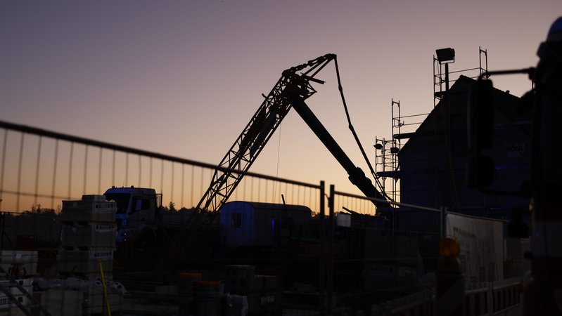 Baukran in Erlangen umgestürzt – ein Toter | Bild: News5 Baukran in Erlangen umgestürzt – ein Toter