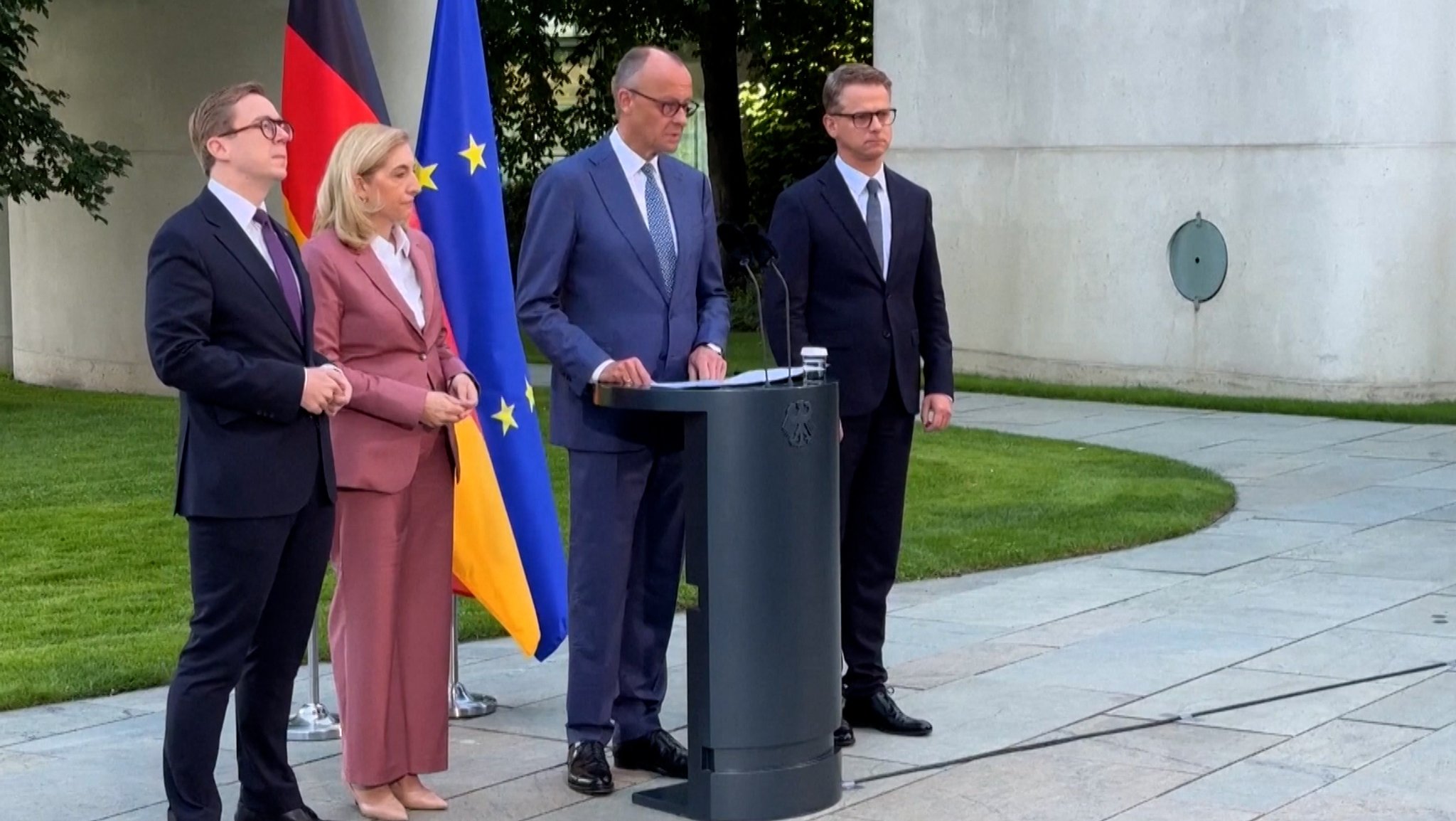 Merz stellt sein Kabinett um