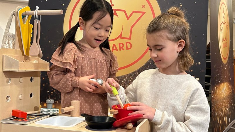 Zwei Mädchen spielen in einer für den ToyAward nominierten Spielküche, die auch als Werkstatt oder Kaufladen genutzt werden kann. | Bild: BR/Michael Reiner Zwei Mädchen spielen in einer für den ToyAward nominierten Spielküche, die auch als Werkstatt oder Kaufladen genutzt werden kann.