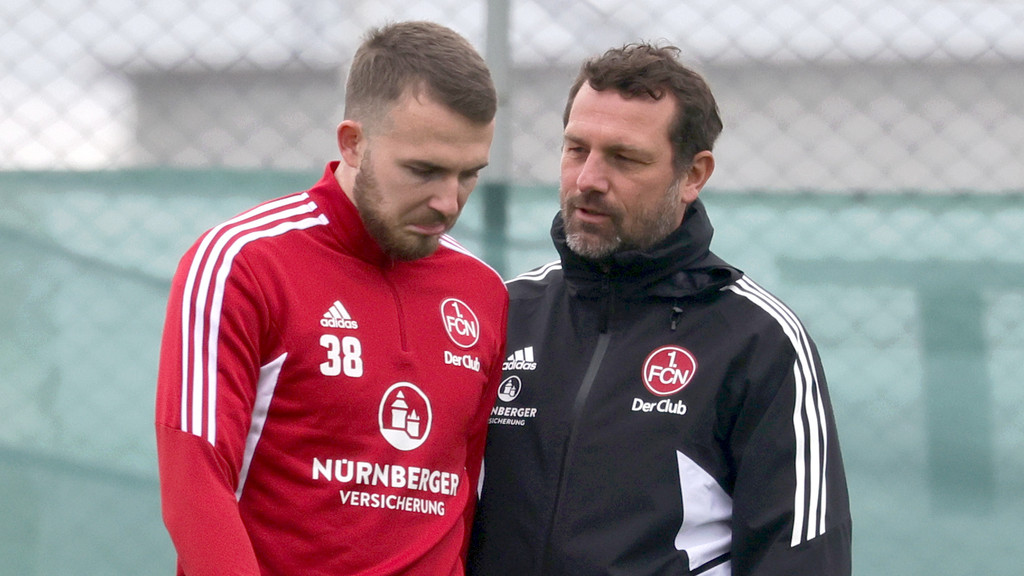 Nürnbergs Trainer Markus Weinzierl spricht mit dem Verletzten Jannes Horn.