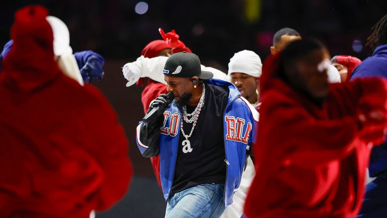 Einer der wenigen, die noch öffentlich Kritik an Trump üben: Kendrick Lamar beim Superbowl im Februar | Bild: picture alliance / newscom | JOHNNY ANGELILLO Einer der wenigen, die noch öffentlich Kritik an Trump üben: Kendrick Lamar beim Superbowl im Februar