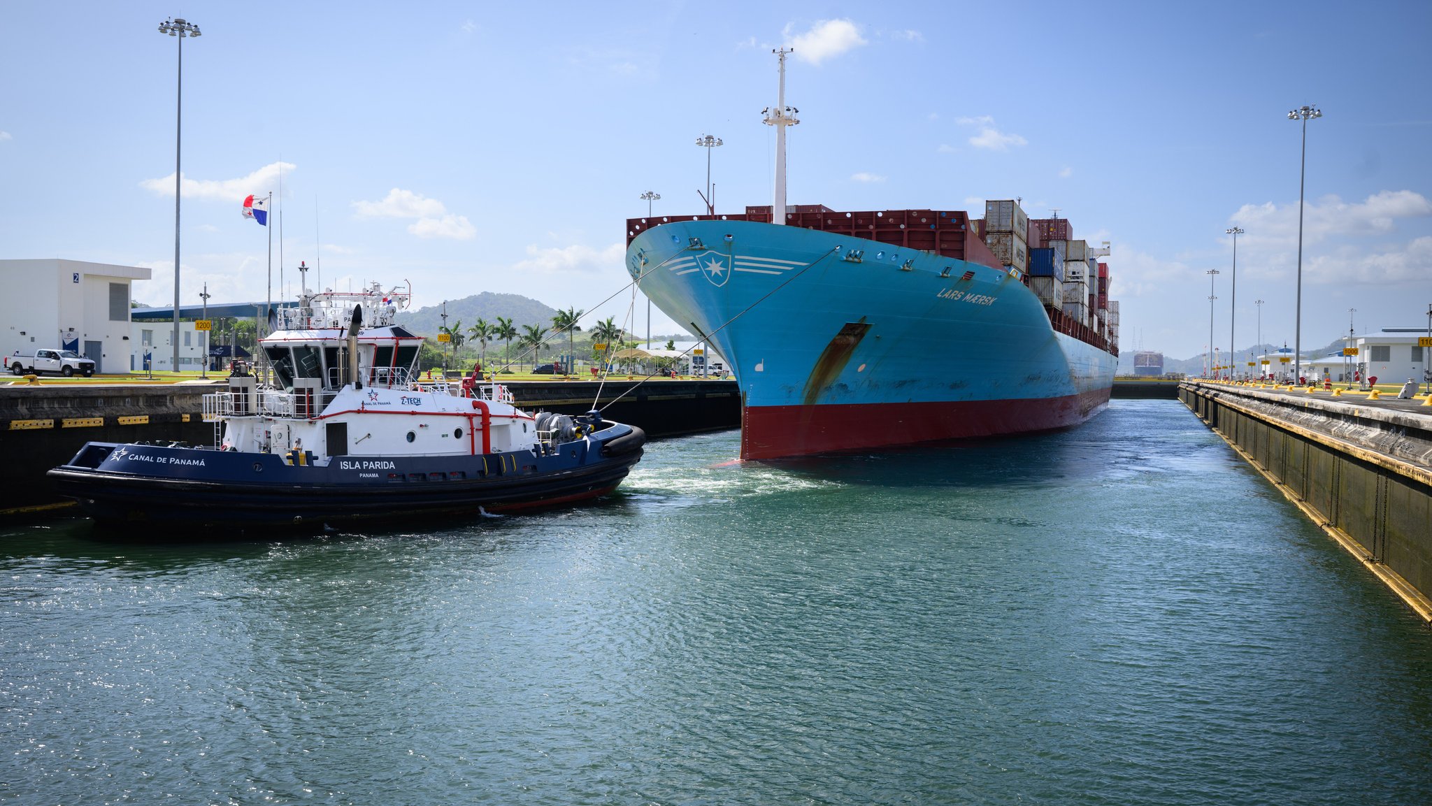 Containerschiff wird im Panama-Kanal in eine der Schleusen gezogen | Bild: picture alliance/dpa | Bernd von Jutrczenka Containerschiff wird im Panama-Kanal in eine der Schleusen gezogen