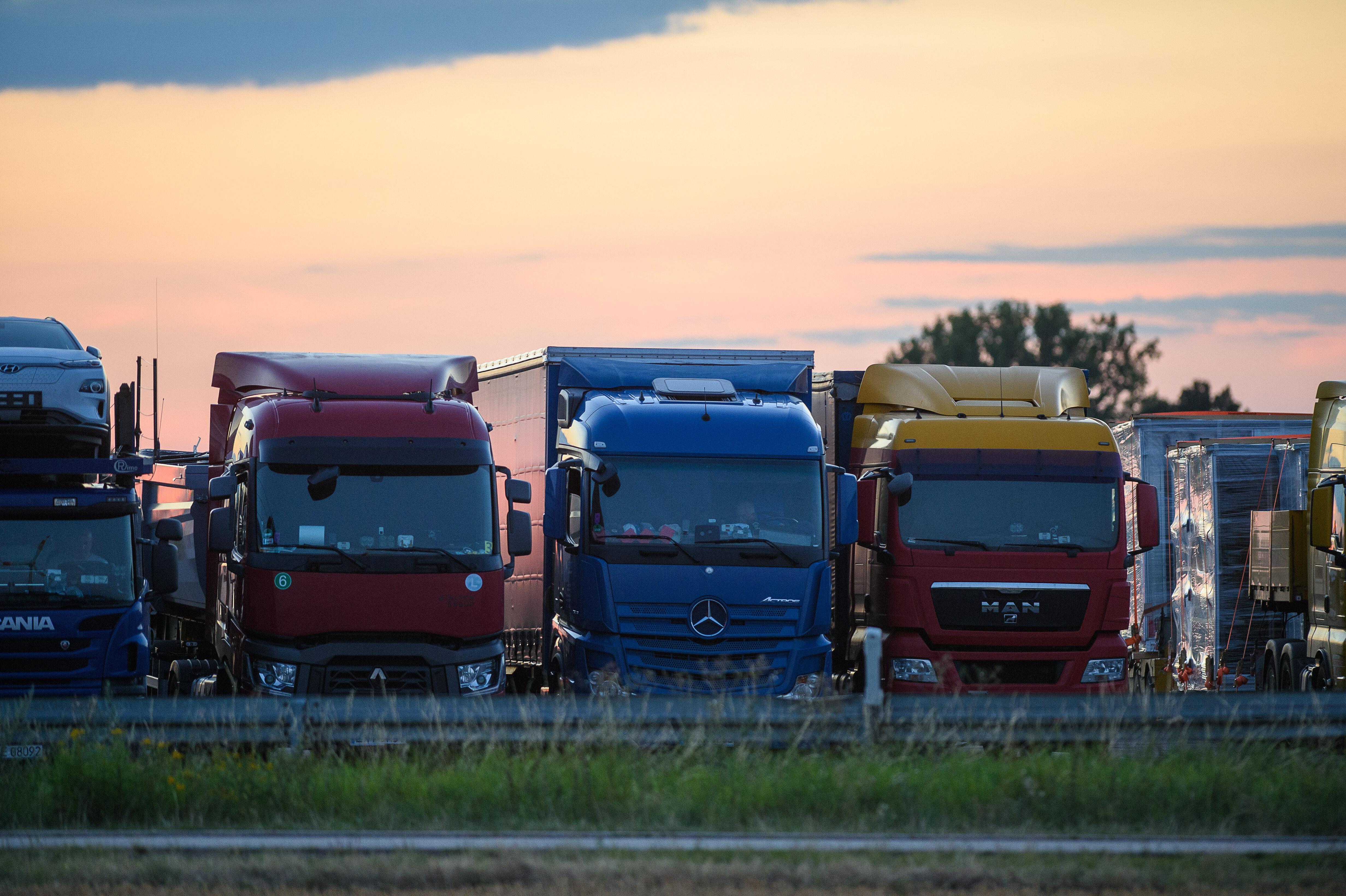 Symbolbild: Mehrere Lkw stehen nebeneinander