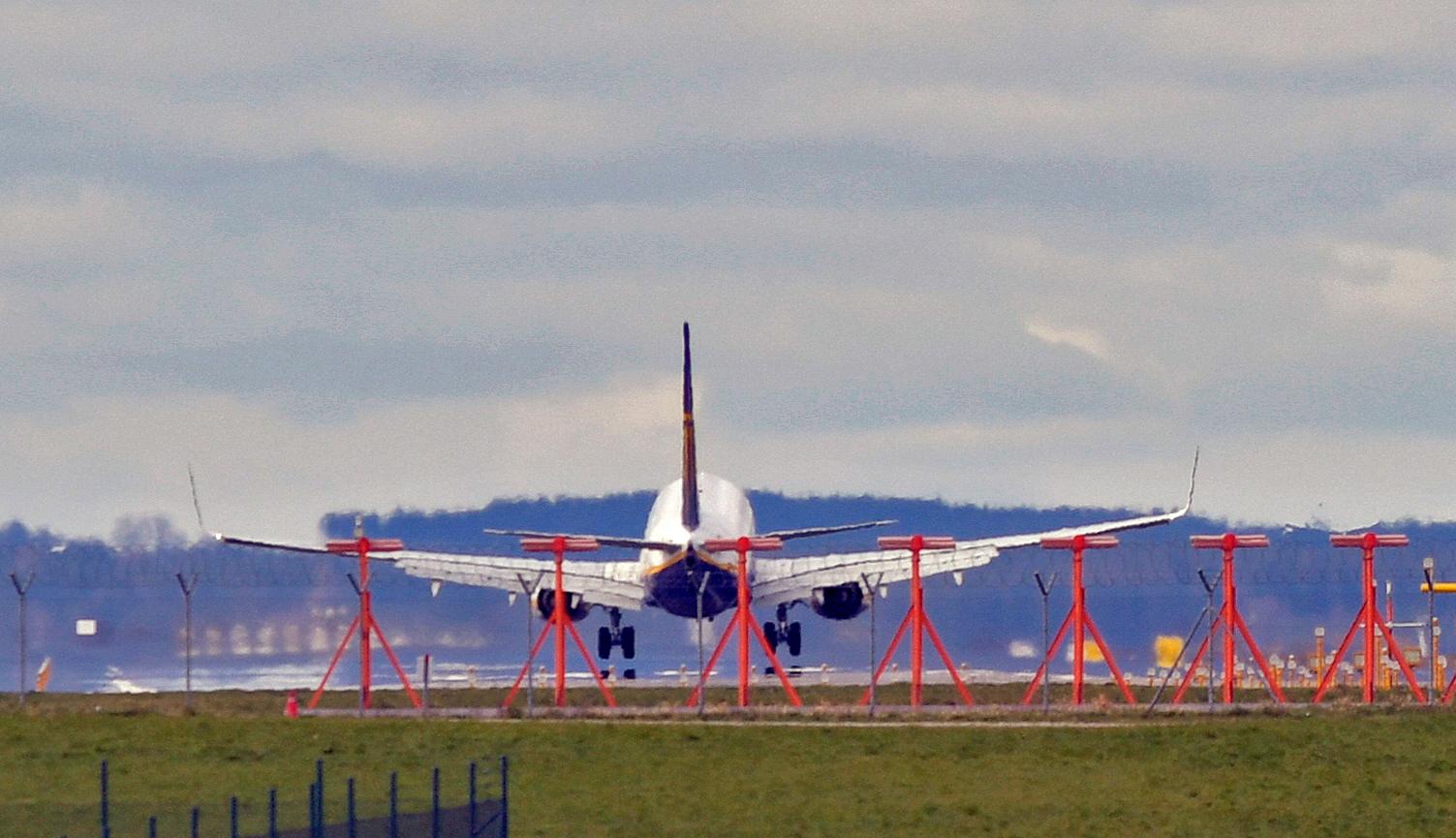 Weil sich ein Kind an einem heißen Tee verbrannt hat, musste ein Flieger am Flughafen Memmingen zwischenlanden.