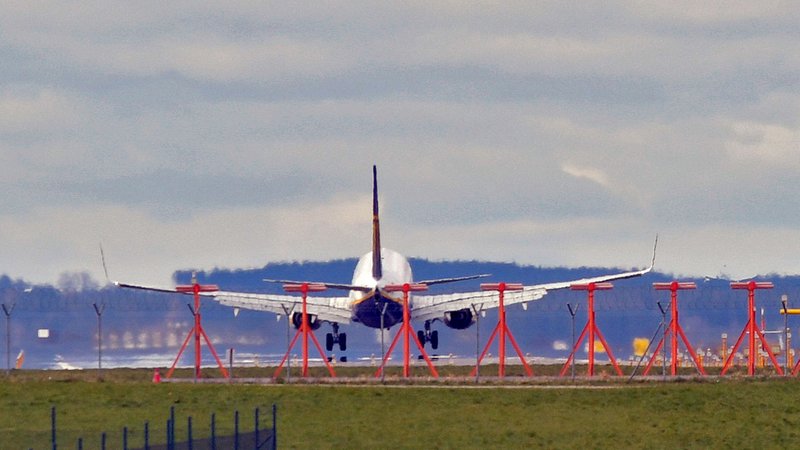 Weil sich ein Kind an einem heißen Tee verbrannt hat, musste ein Flieger am Flughafen Memmingen zwischenlanden. | Bild: picture alliance / M.i.S. | Bernd Feil Weil sich ein Kind an einem heißen Tee verbrannt hat, musste ein Flieger am Flughafen Memmingen zwischenlanden.