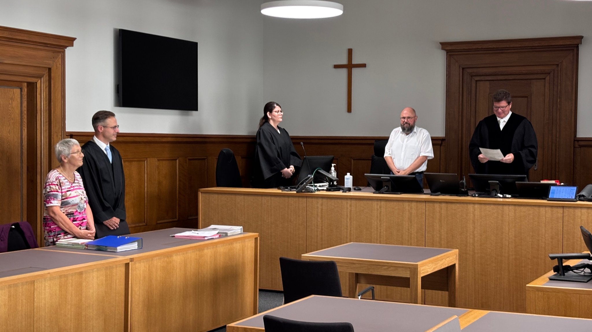 Das Landgericht Nürnberg-Fürth hat die Verurteilung der Fürther Freie-Wähler-Stadträtin Heidi Lau wegen Volksverhetzung bestätigt. Die Strafe wurde in dem Berufungsprozess allerdings reduziert. Damit gilt Lau nicht als vorbestraft. | Bild: BR/Florian Weber Das Landgericht Nürnberg-Fürth hat die Verurteilung der Fürther Freie-Wähler-Stadträtin Heidi Lau wegen Volksverhetzung bestätigt. Die Strafe wurde in dem Berufungsprozess allerdings reduziert. Damit gilt Lau nicht als vorbestraft.