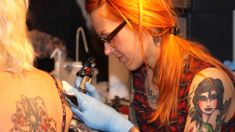 Tätowiererin bei der Arbeit. | Bild: picture alliance / blickwinkel/E. Teister | E. Teister Tätowiererin bei der Arbeit.