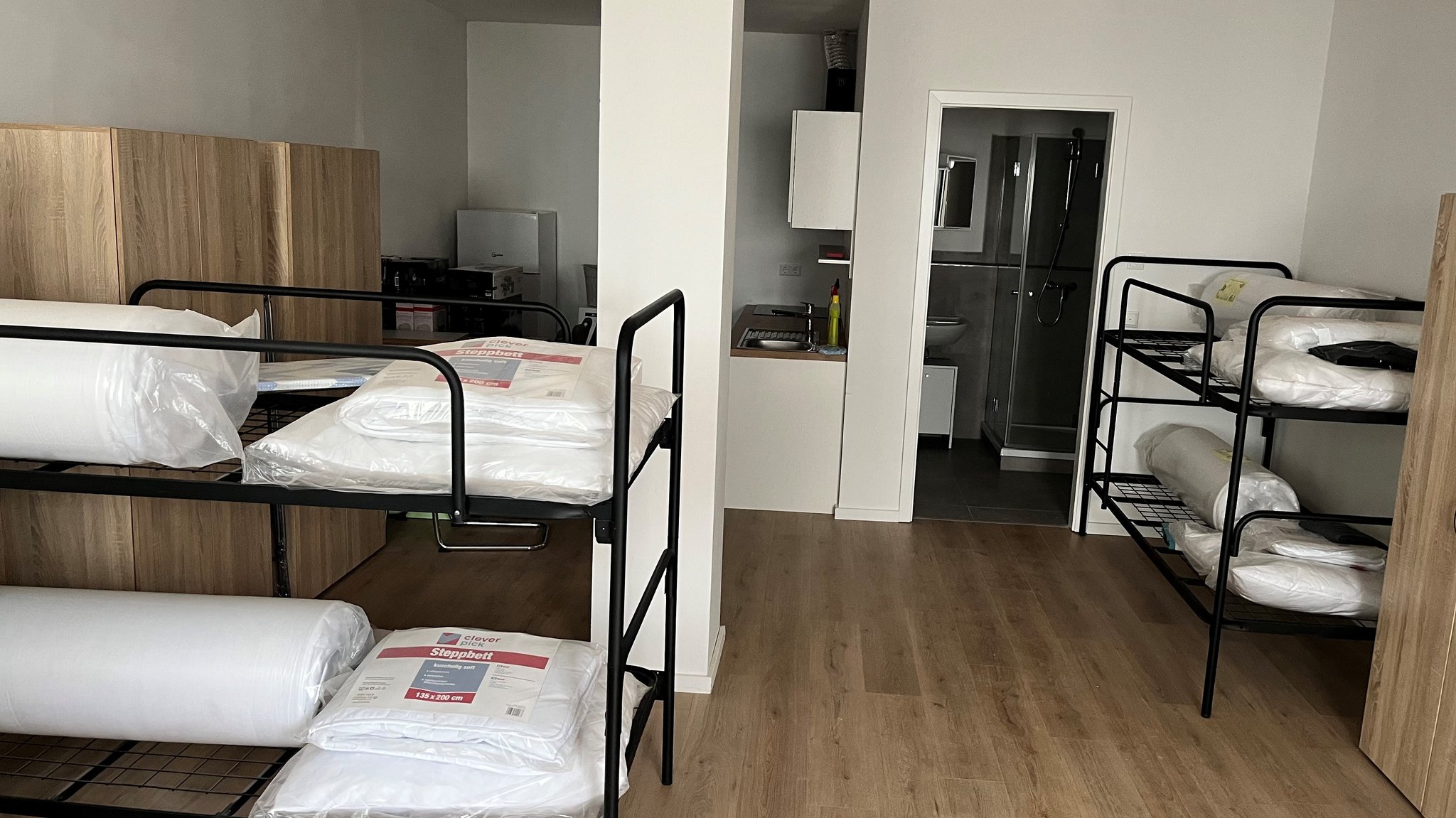 Ein Zimmer mit Stockbetten, einer Küchenzeile und einem Badezimmer. | Bild: Landratsamt Landkreis Fürth Ein Zimmer mit Stockbetten, einer Küchenzeile und einem Badezimmer.