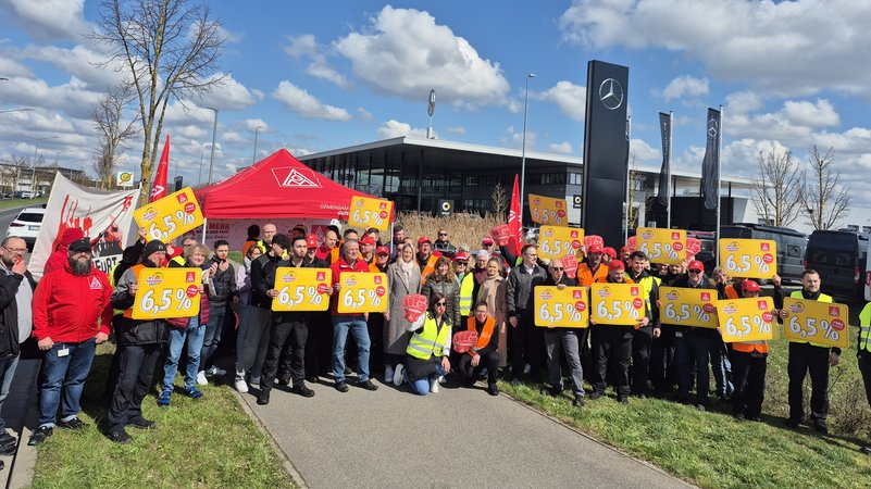 80 Beteiligte bei Warnstreik in Schweinfurter Autohaus | Bild: Michael Kuhles 80 Beteiligte bei Warnstreik in Schweinfurter Autohaus