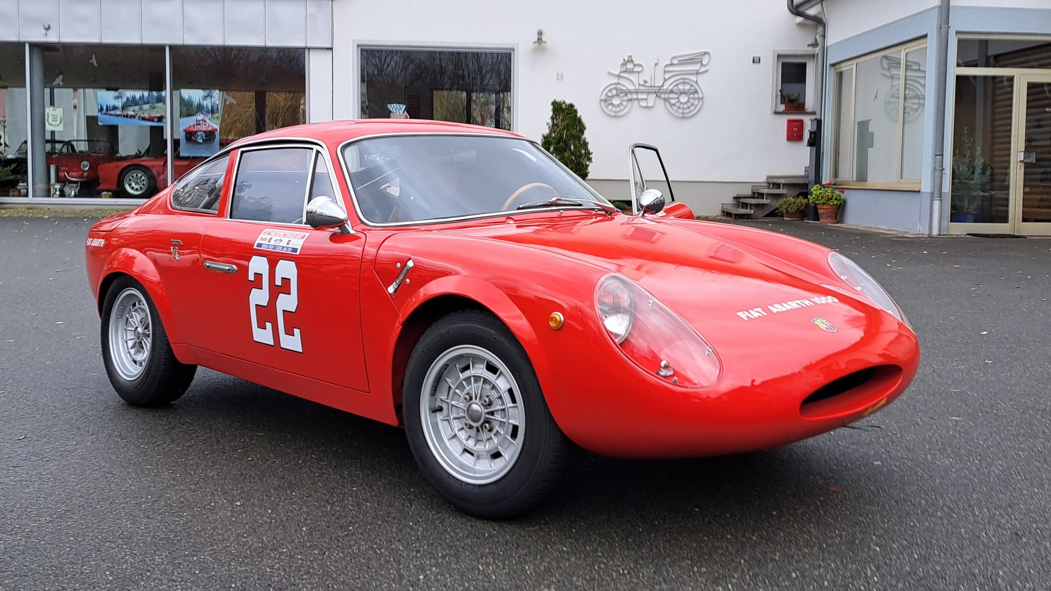 Ein Fiat Abarth 1000 Bialbero vor dem Firmensitz von Leo und Margit Aumüller in Schönbrunn.