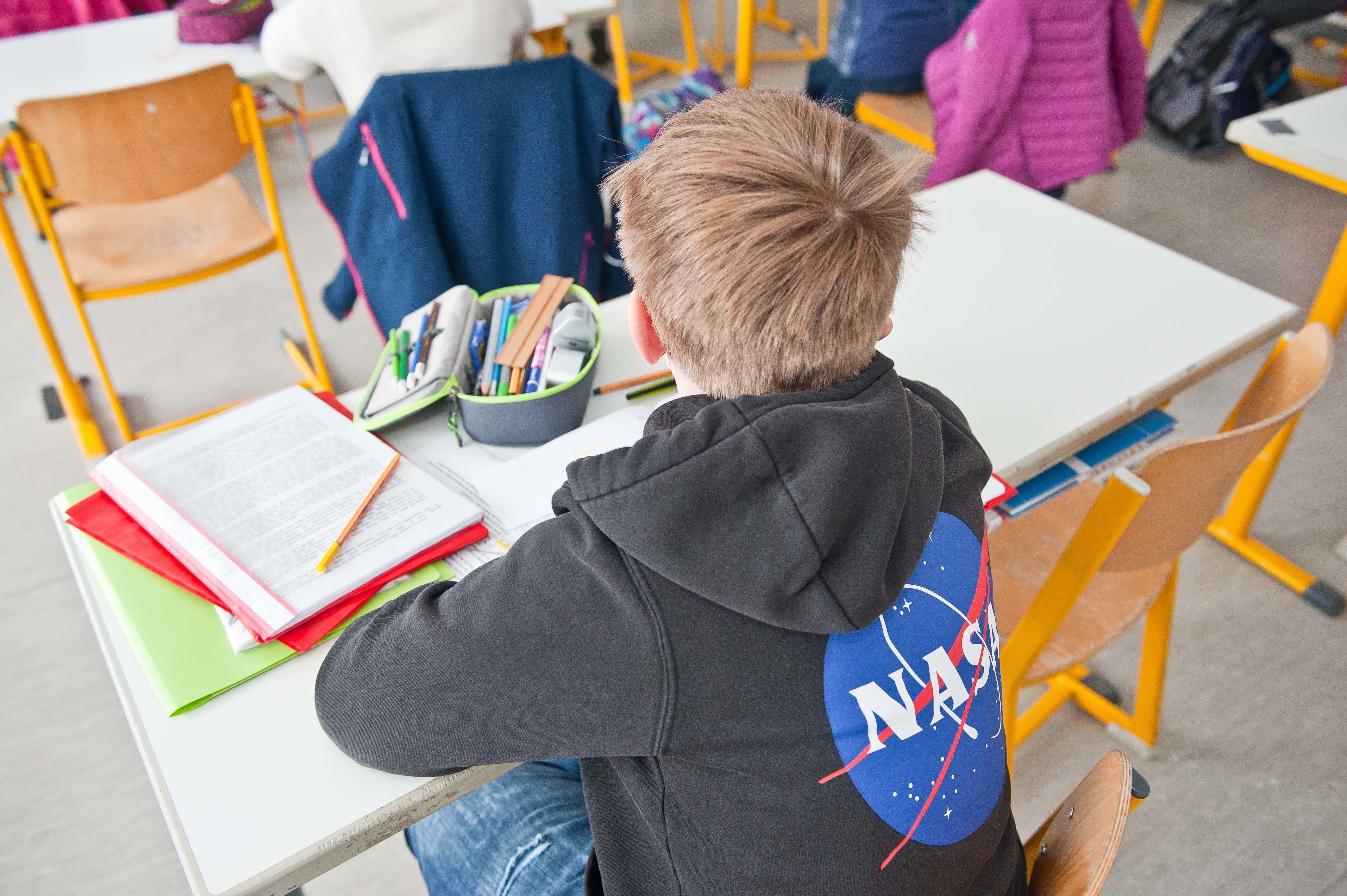 Ein Schüler im Unterricht am Grafinger Gymnasium.