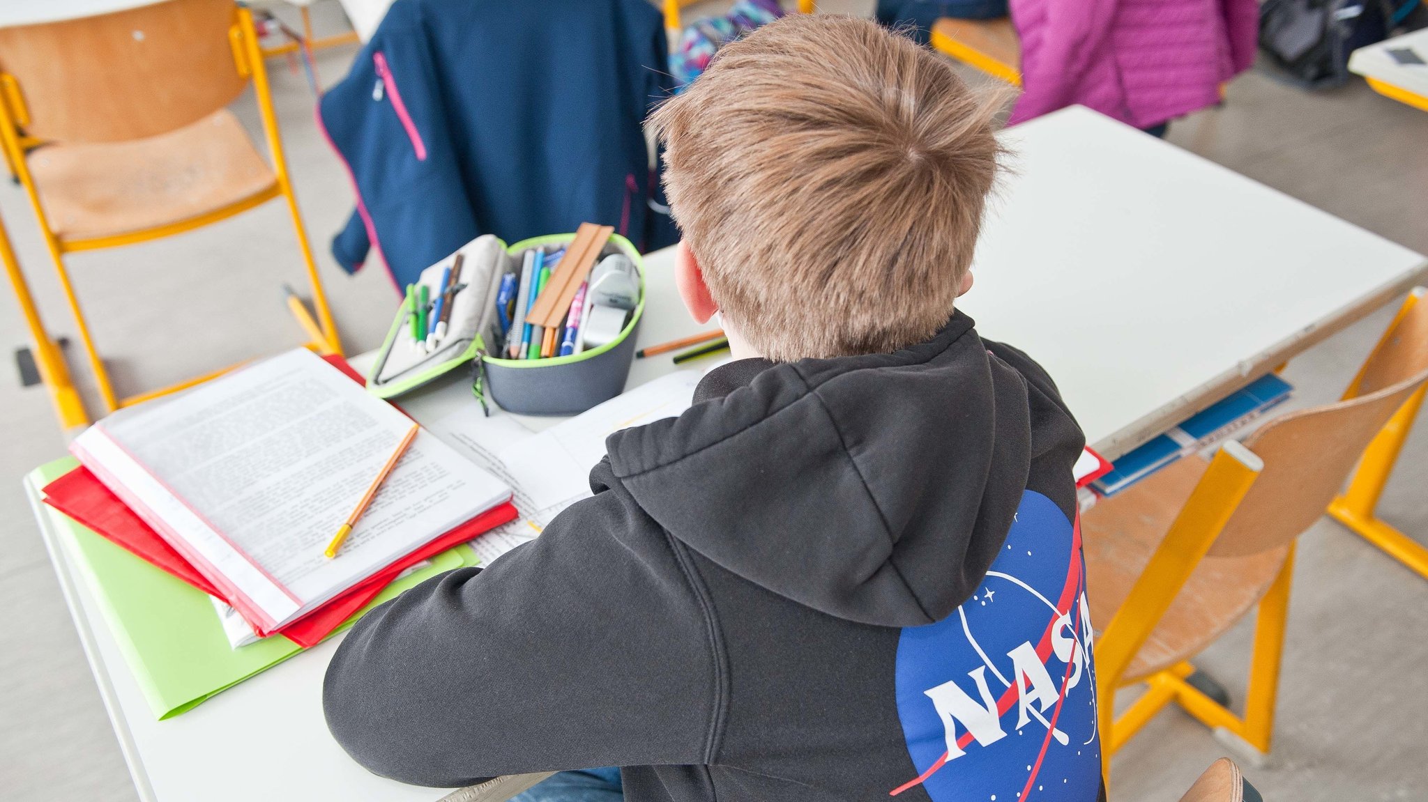 Ein Schüler im Unterricht am Grafinger Gymnasium.