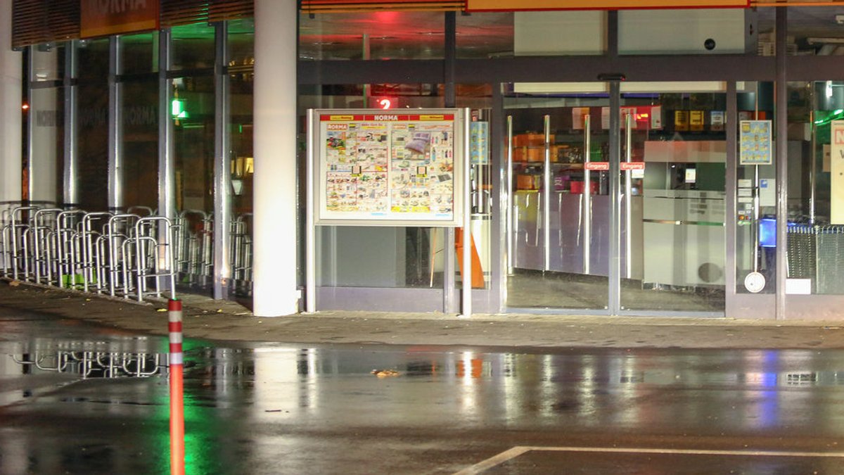 04.04.2024, Baden-Württemberg, Wangen im Allgäu: Ein Supermarkt ist in der Nacht geschlossen. Ein vierjähriges Mädchen ist in einem Supermarkt in Baden-Württemberg mit einem Messer attackiert und schwer verletzt worden. Der mutmaßliche Täter, ein 34-jähriger Mann, konnte am Mittwochnachmittag festgenommen werden, wie die Polizei mitteilte. Sein Motiv und der genaue Hergang der Tat in Wangen im Allgäu waren zunächst unklar. Foto: David Pichler/dpa +++ dpa-Bildfunk +++