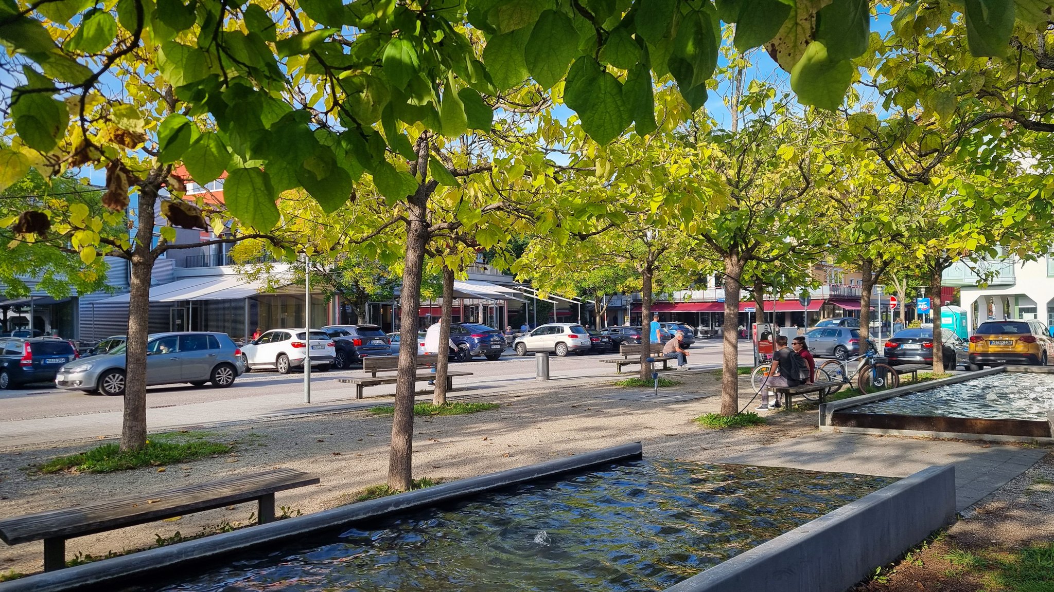 Bäume und Wasser am Stadtplatz von Waldkraiburg - gegenüber dem Rathaus