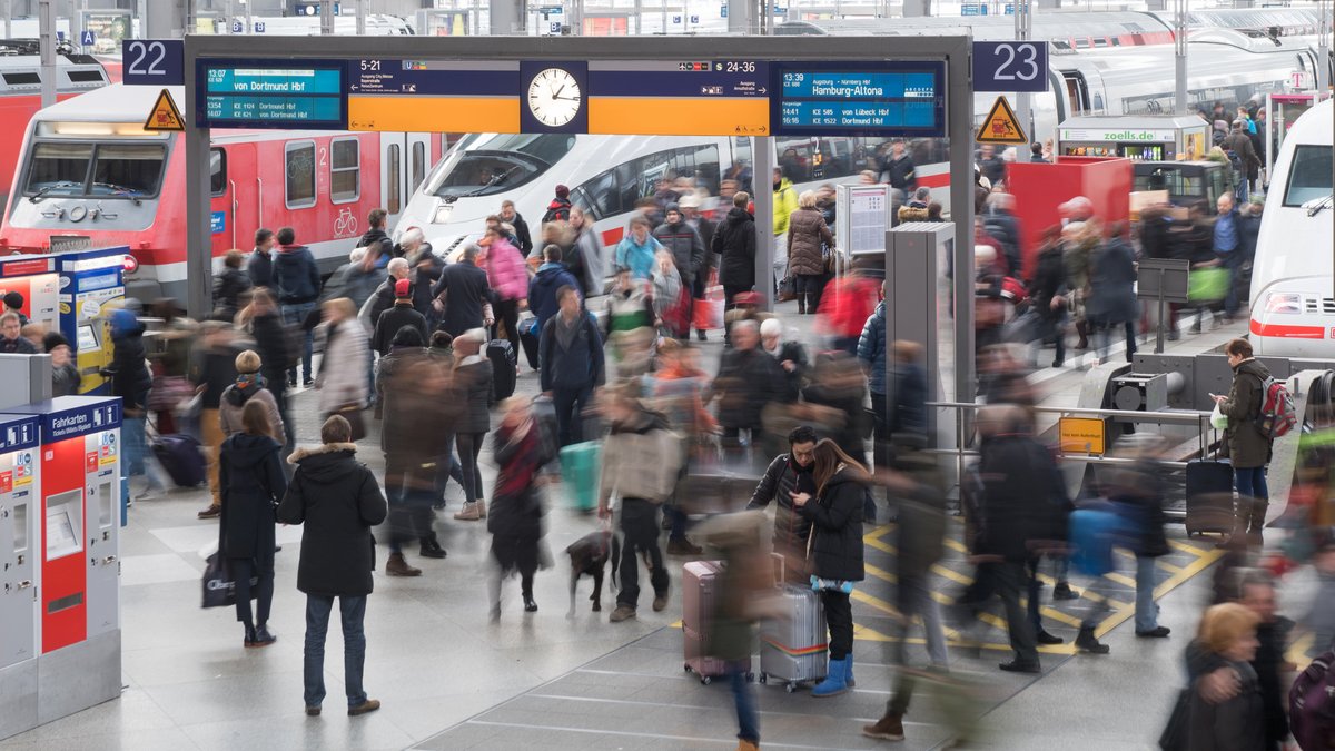 Menschen im Münchner Hauptbahnhof.