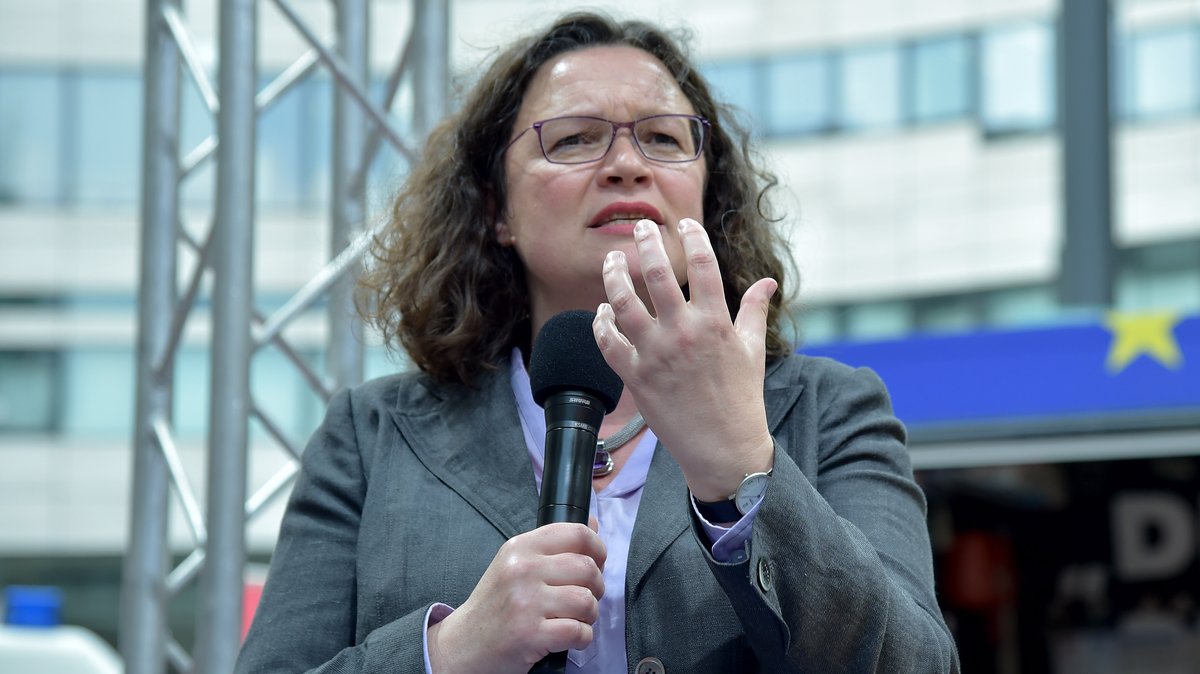 Andrea Nahles bei einer SPD-Wahlkampfveranstaltung auf der Straße mit Mikrofon in der Hand.