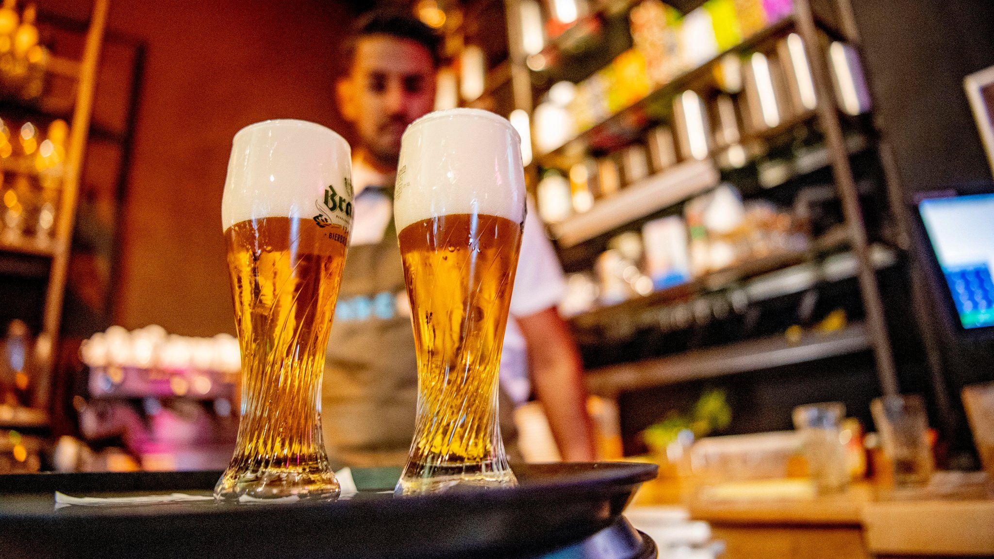 Der Bayerische Verwaltungsgerichtshof hat am Freitag die Schließung der Innenräume reiner Schankwirtschaften vorläufig außer Vollzug gesetzt.