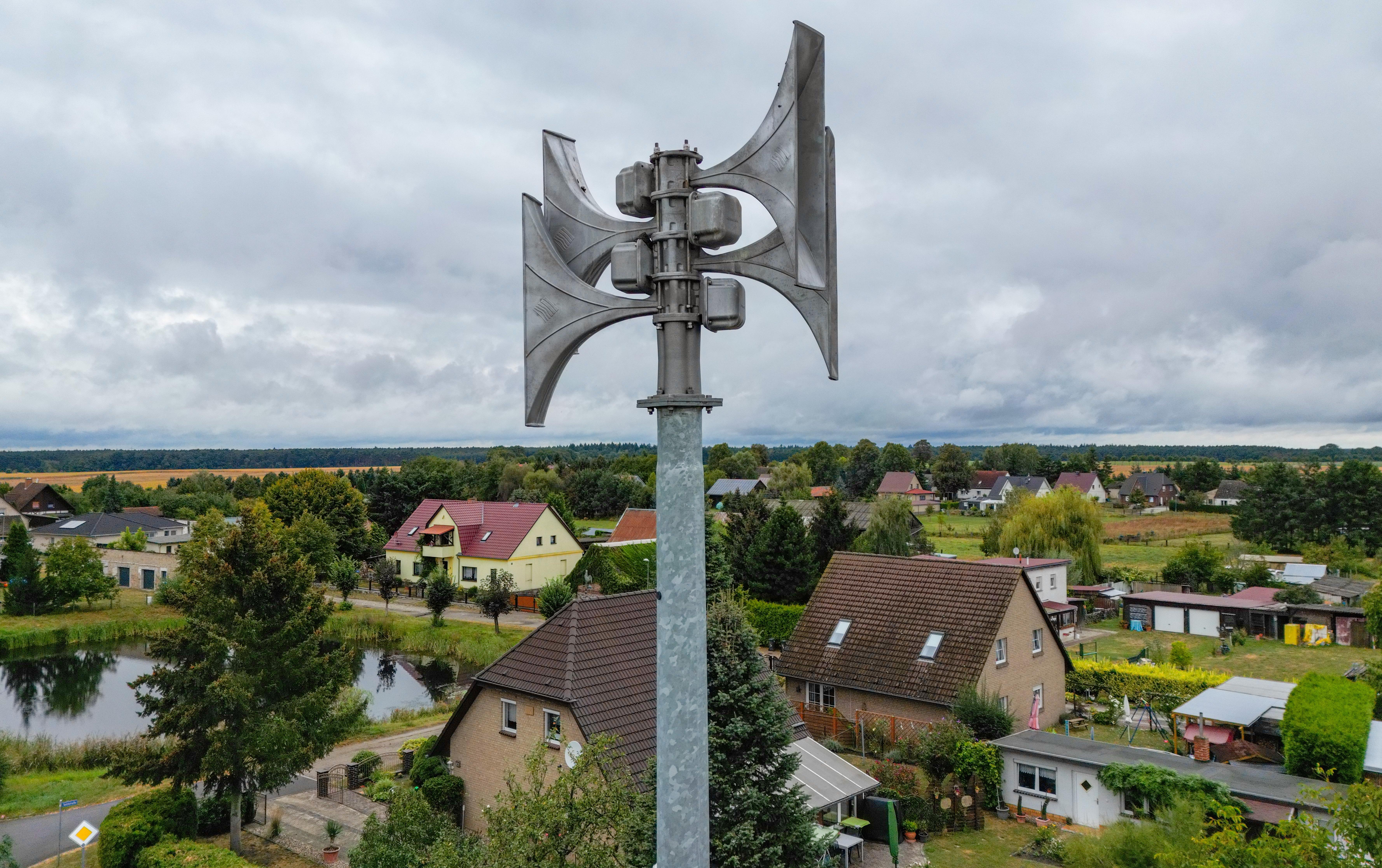 Eine Sirene ist über einem Dorf zu sehen (Archivbild)