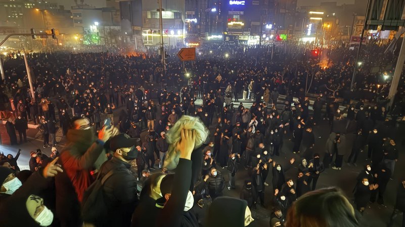 Starlink im Iran: Hoffnung auf Elon Musks Satelliten | Bild: picture alliance / SIPA | Akasbashi Starlink im Iran: Hoffnung auf Elon Musks Satelliten