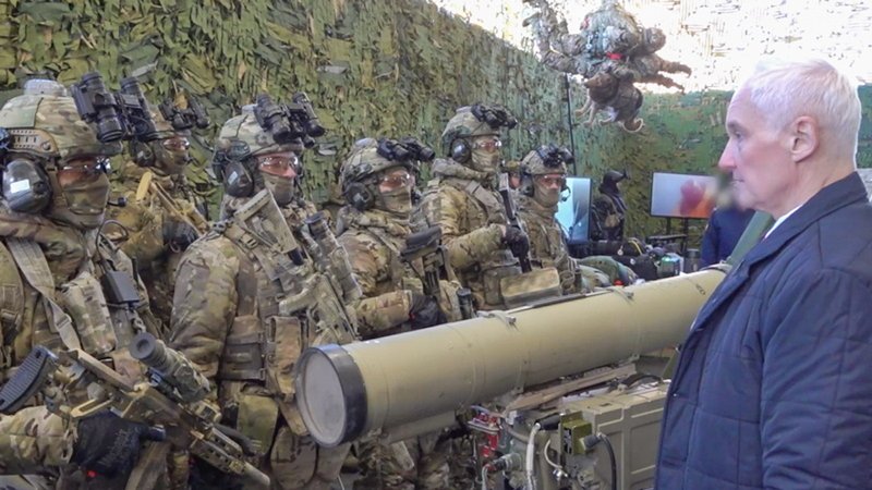 Der Politiker vor Soldaten in Kampfausrüstung | Bild: Der russische Verteidigungsminister Beloussow inspiziert Truppen Der Politiker vor Soldaten in Kampfausrüstung