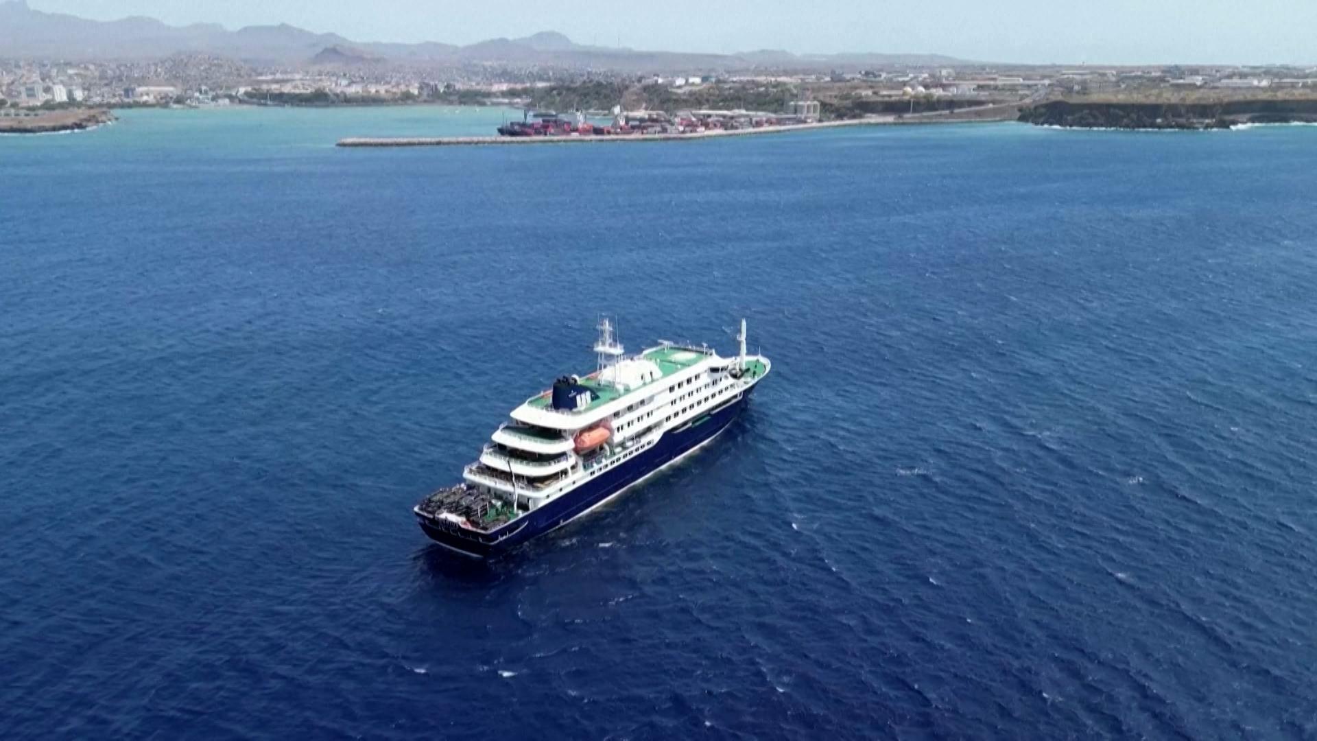 Das Hantavirus auf dem Kreuzfahrtschiff im Atlantik hat sich laut der Weltgesundheitsorganisation vermutlich von Mensch zu Mensch übertragen. An Bord des Schiffes sind noch rund 150 Passagiere - aktuell gibt es sieben Infektions-Fälle. Drei Infizierte sind bereits gestorben, unter ihnen eine Deutsche.