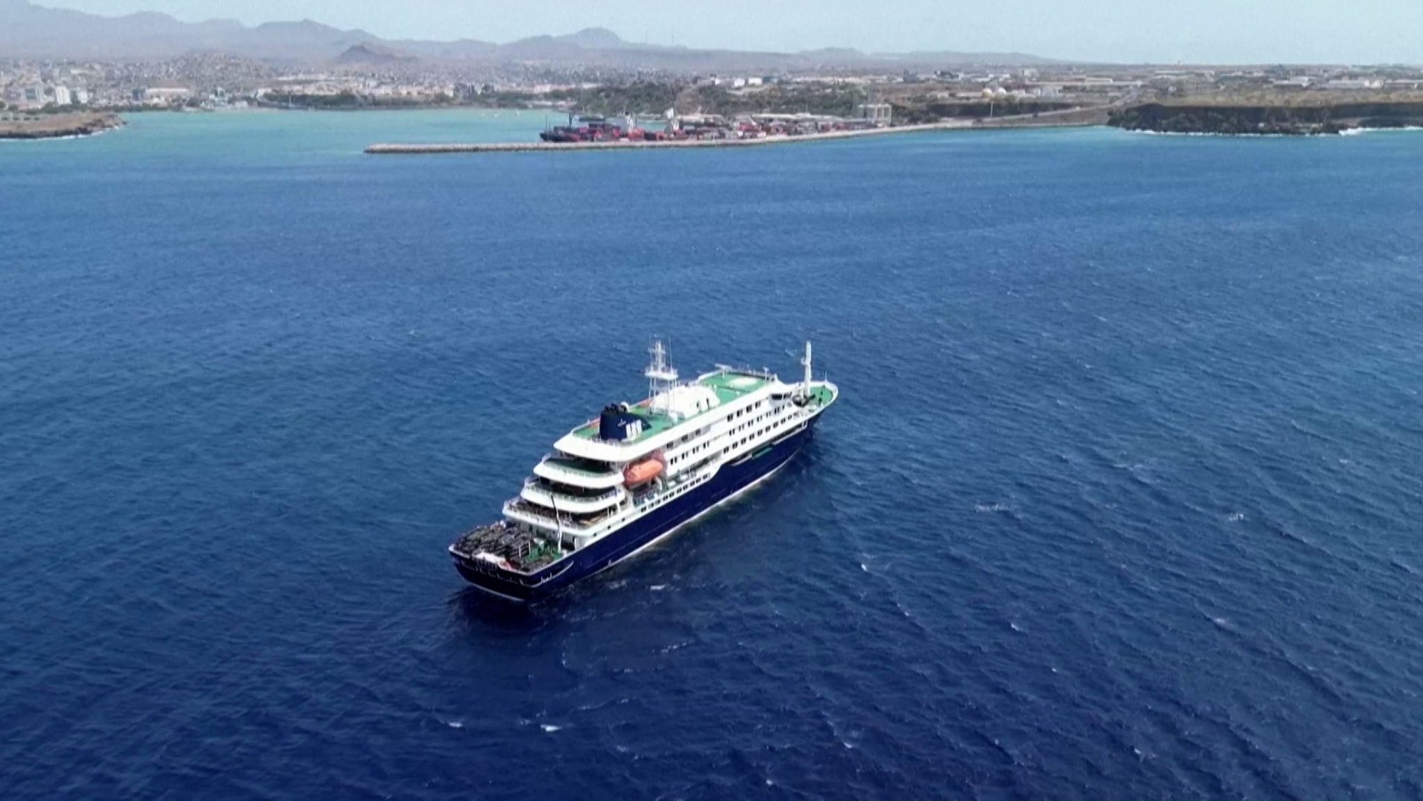 Das Hantavirus auf dem Kreuzfahrtschiff im Atlantik hat sich laut der Weltgesundheitsorganisation vermutlich von Mensch zu Mensch übertragen. An Bord des Schiffes sind noch rund 150 Passagiere - aktuell gibt es sieben Infektions-Fälle. Drei Infizierte sind bereits gestorben, unter ihnen eine Deutsche.
