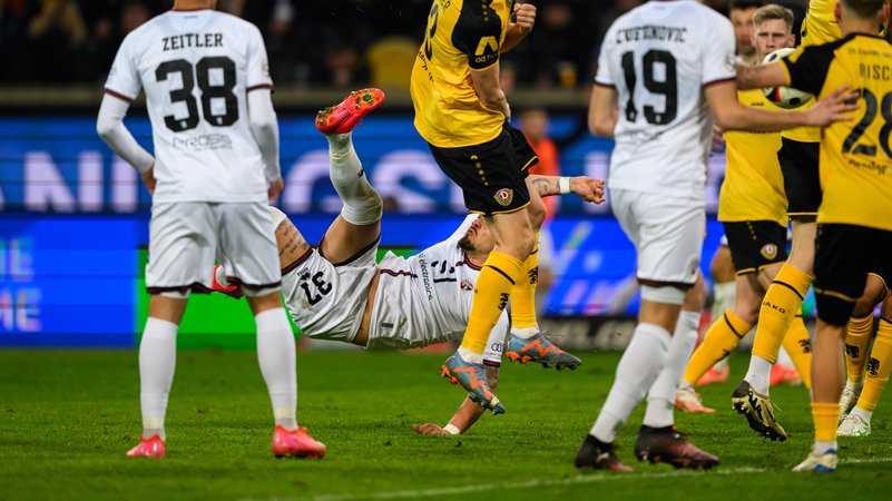 Pascal Testroet trifft per Fallrückzieher | Bild: dpa/pa Pascal Testroet trifft per Fallrückzieher