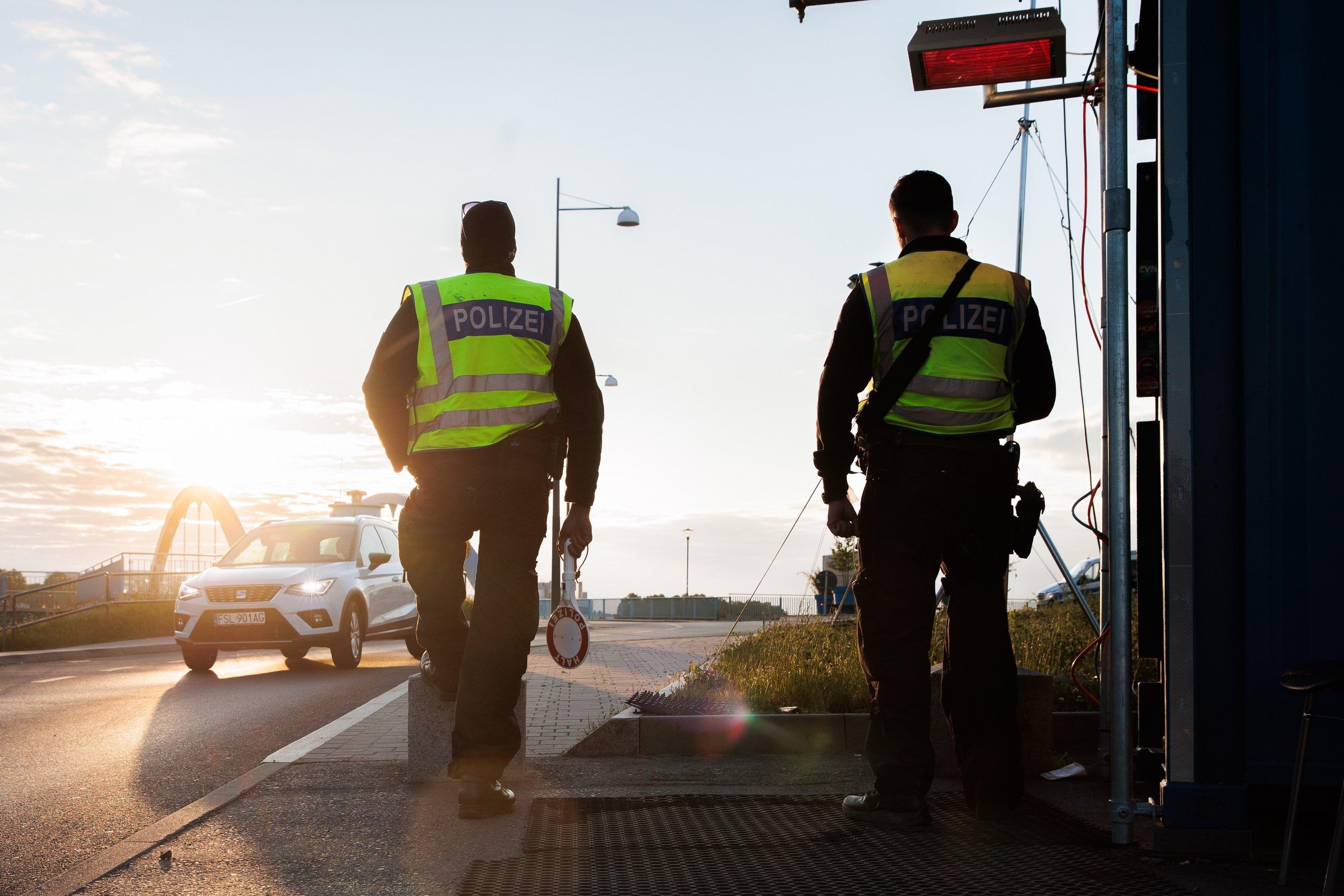 08.05.2025, Brandenburg, Frankfurt an der Oder: Beamte der Bundespolizei stehen bei der Einreisekontrolle am deutsch-polnischen Grenzübergang Stadtbrücke. Wenige Stunden nach seinem Amtsantritt hat Bundesinnenminister Dobrindt entschieden, dass künftig auch Asylsuchende an den Landgrenzen zurückgewiesen werden können. 