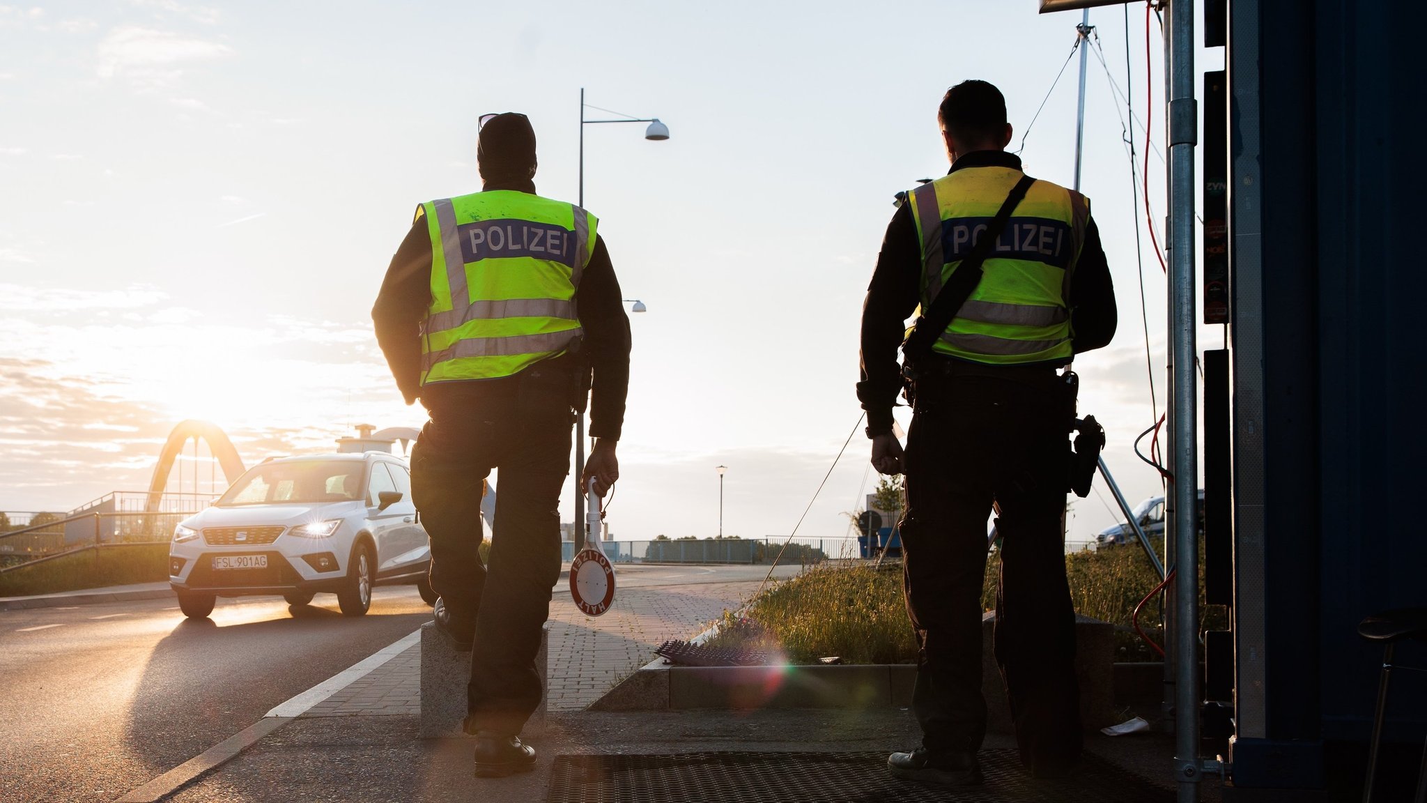 08.05.2025, Brandenburg, Frankfurt an der Oder: Beamte der Bundespolizei stehen bei der Einreisekontrolle am deutsch-polnischen Grenzübergang Stadtbrücke. Wenige Stunden nach seinem Amtsantritt hat Bundesinnenminister Dobrindt entschieden, dass künftig auch Asylsuchende an den Landgrenzen zurückgewiesen werden können. Foto: Carsten Koall/dpa +++ dpa-Bildfunk +++